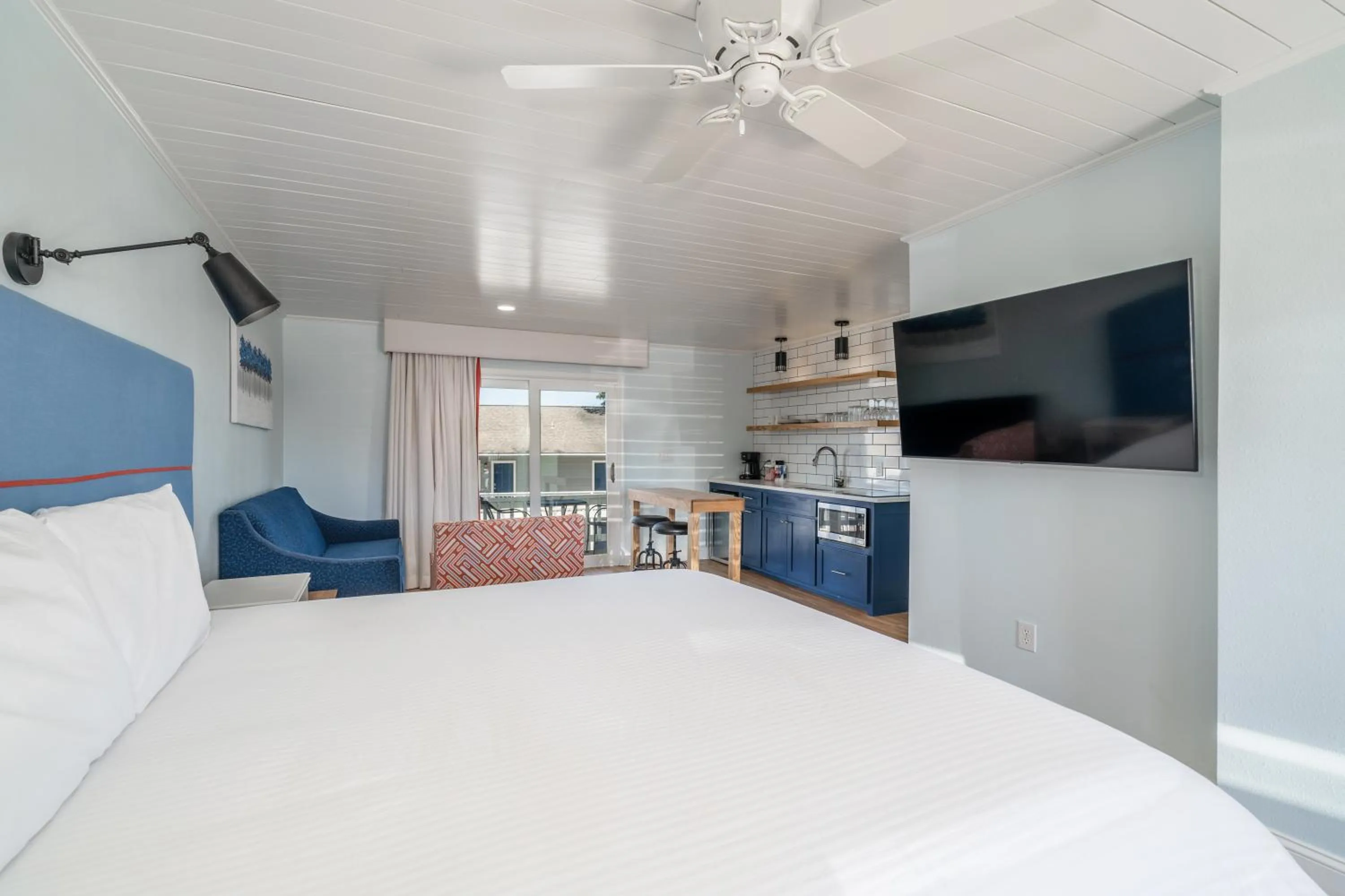 Bed in The Hamilton - Lakefront & Studio Suites, Hot Springs