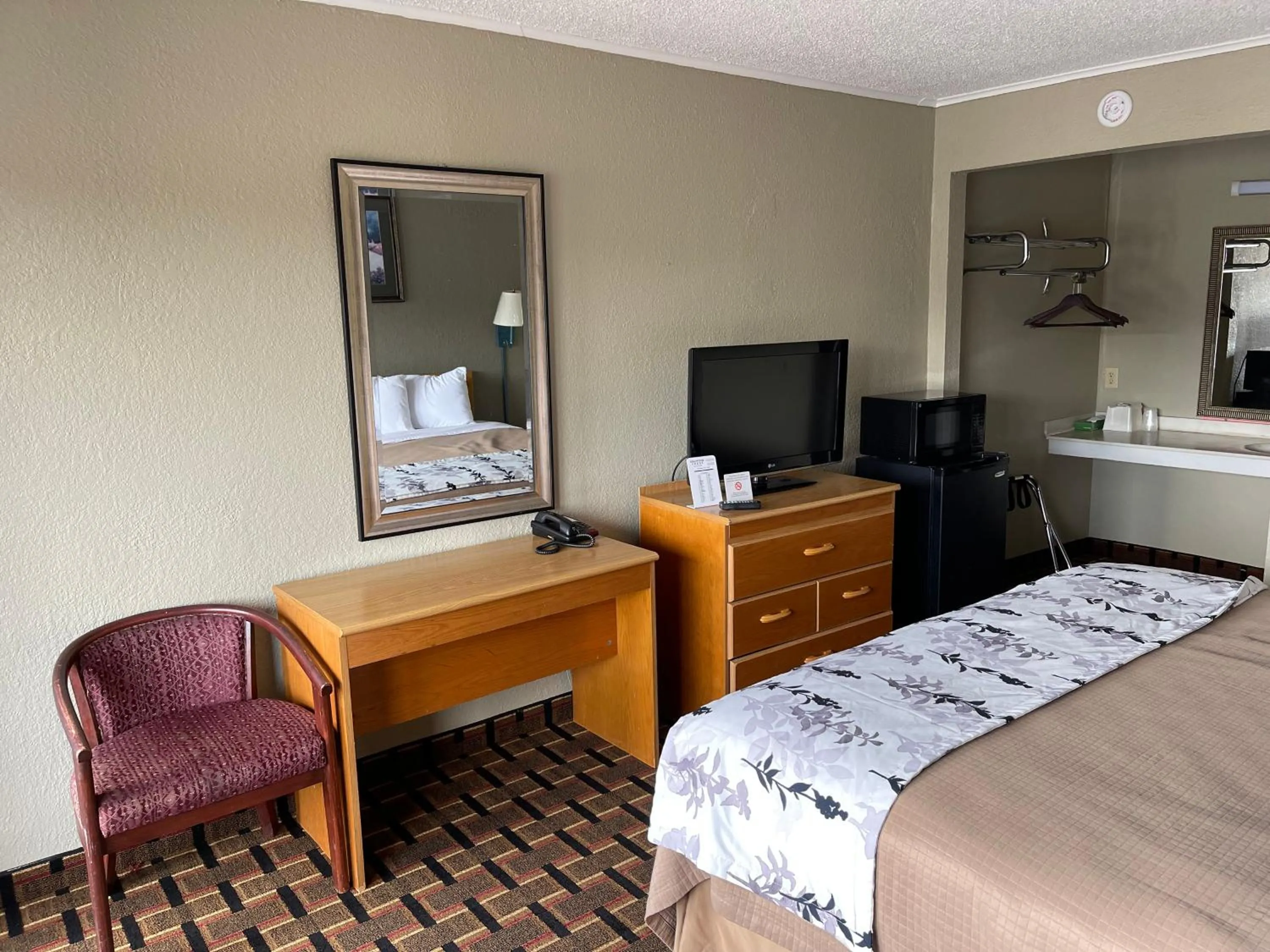 Bathroom, Bed in I-26 Inn