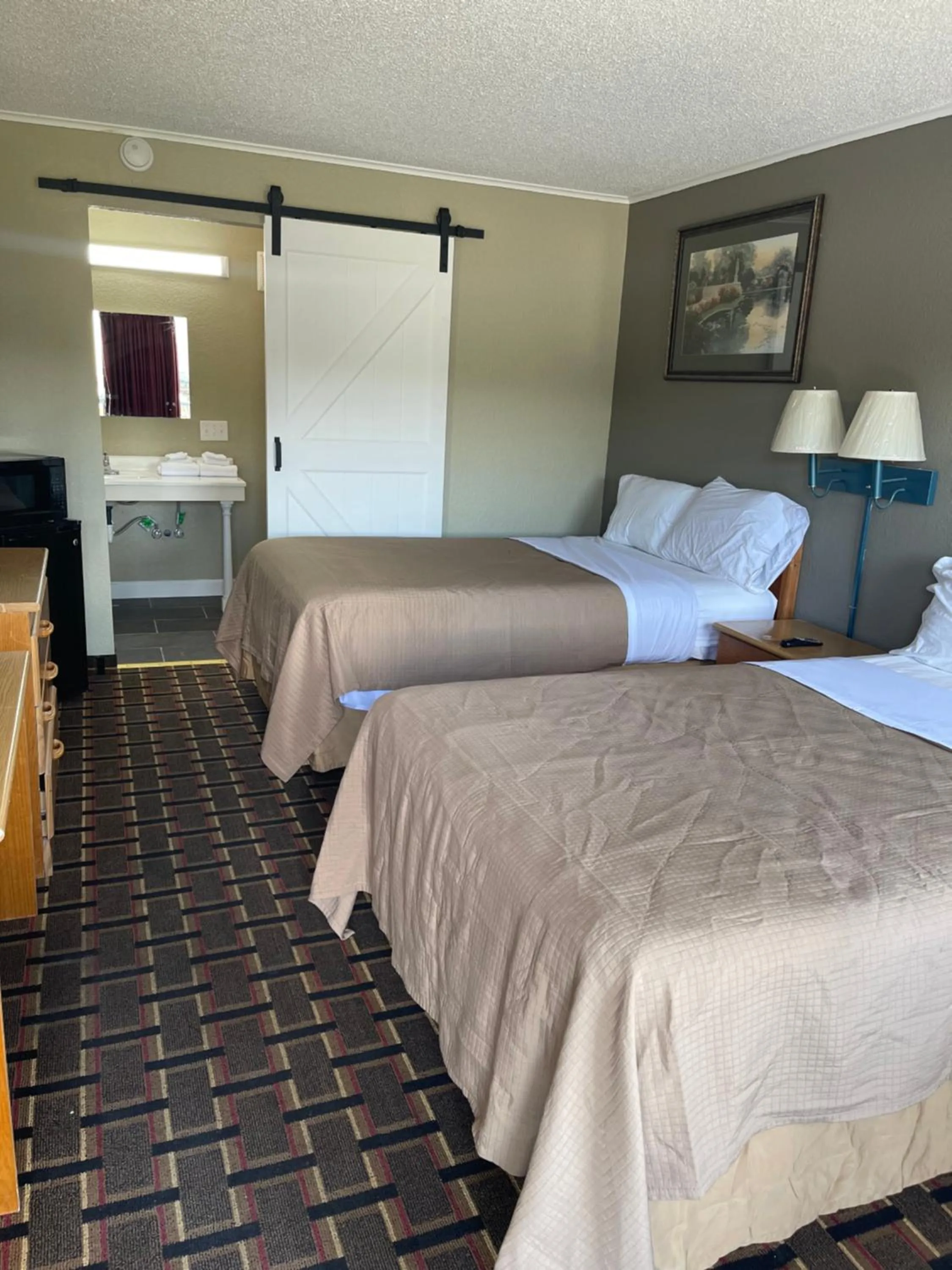 Photo of the whole room, Bed in I-26 Inn