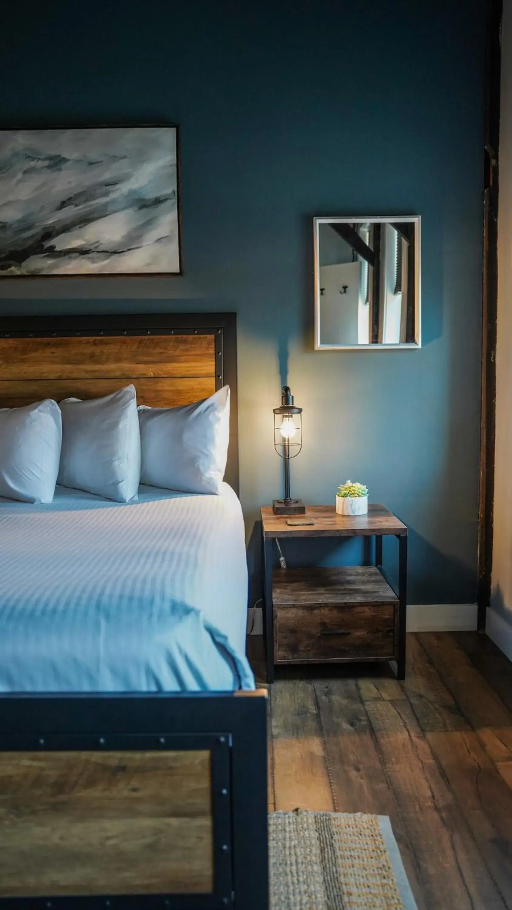 Superior Queen Room in Old Mill Inn Superior Queen Room in Old Mill Inn