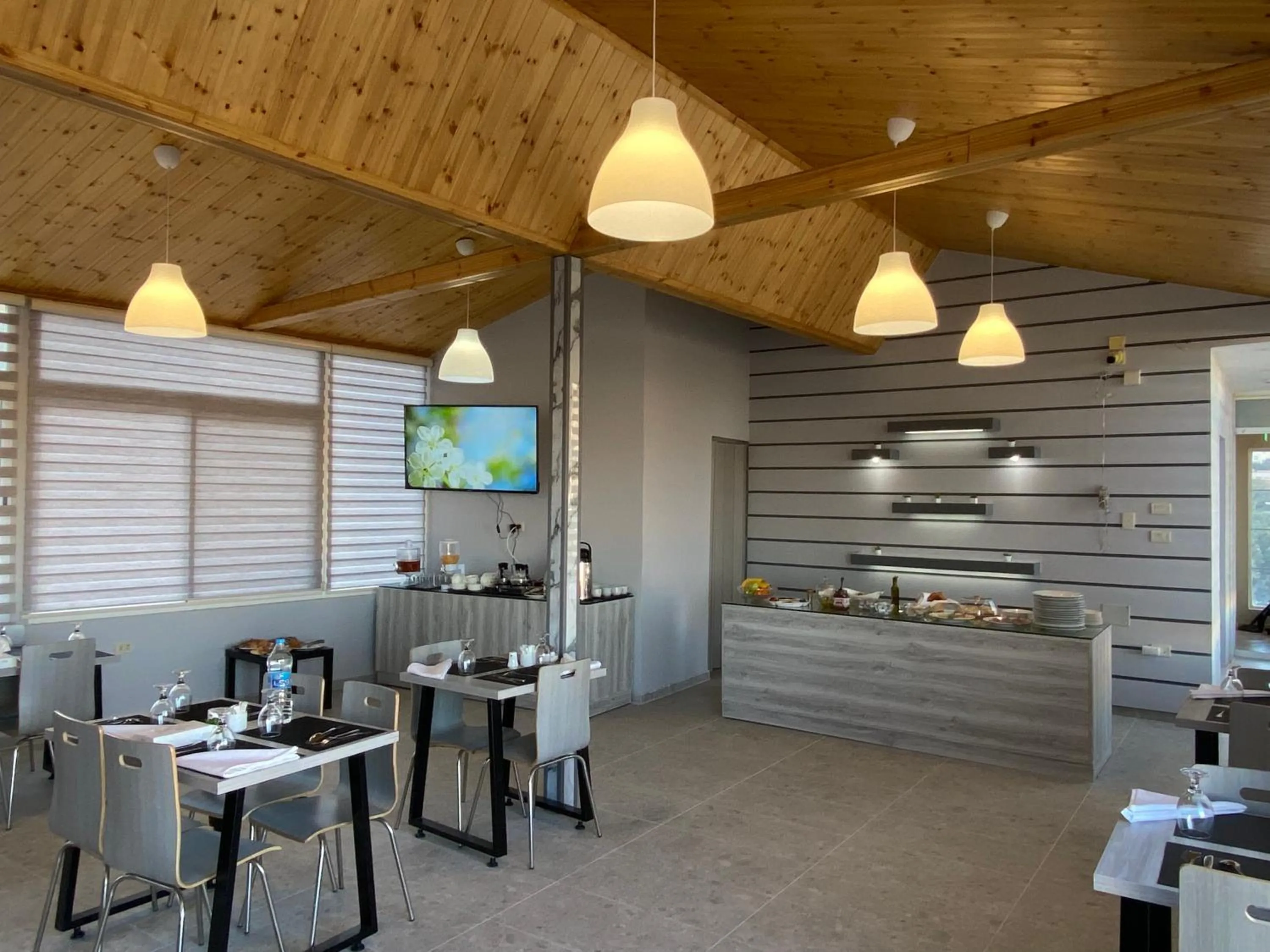 Restaurant/places to eat in Moses Residence