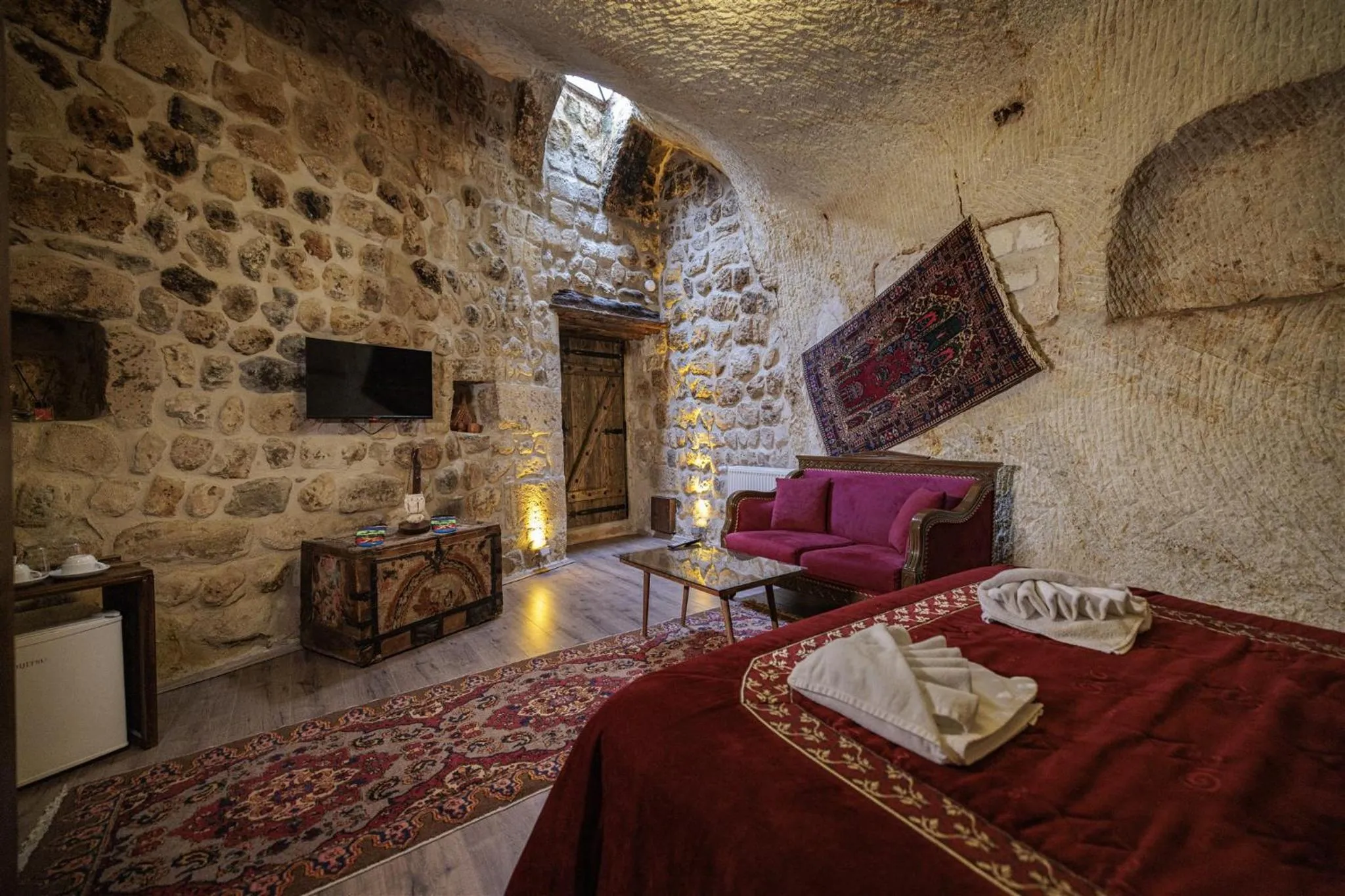 Photo of the whole room, Bed in Shadow Cave House