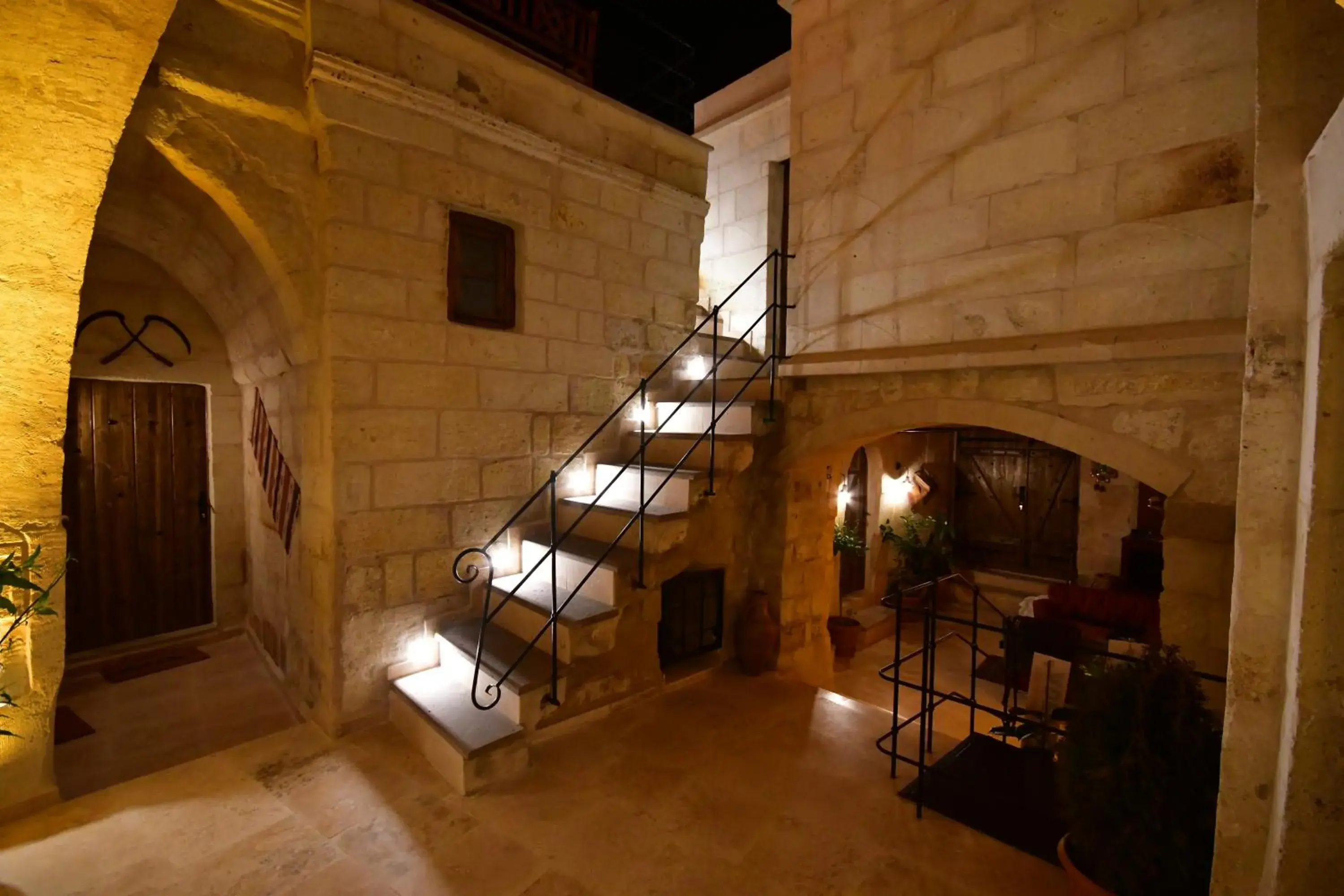 Inner courtyard view in Shadow Cave House Inner courtyard view in Shadow Cave House