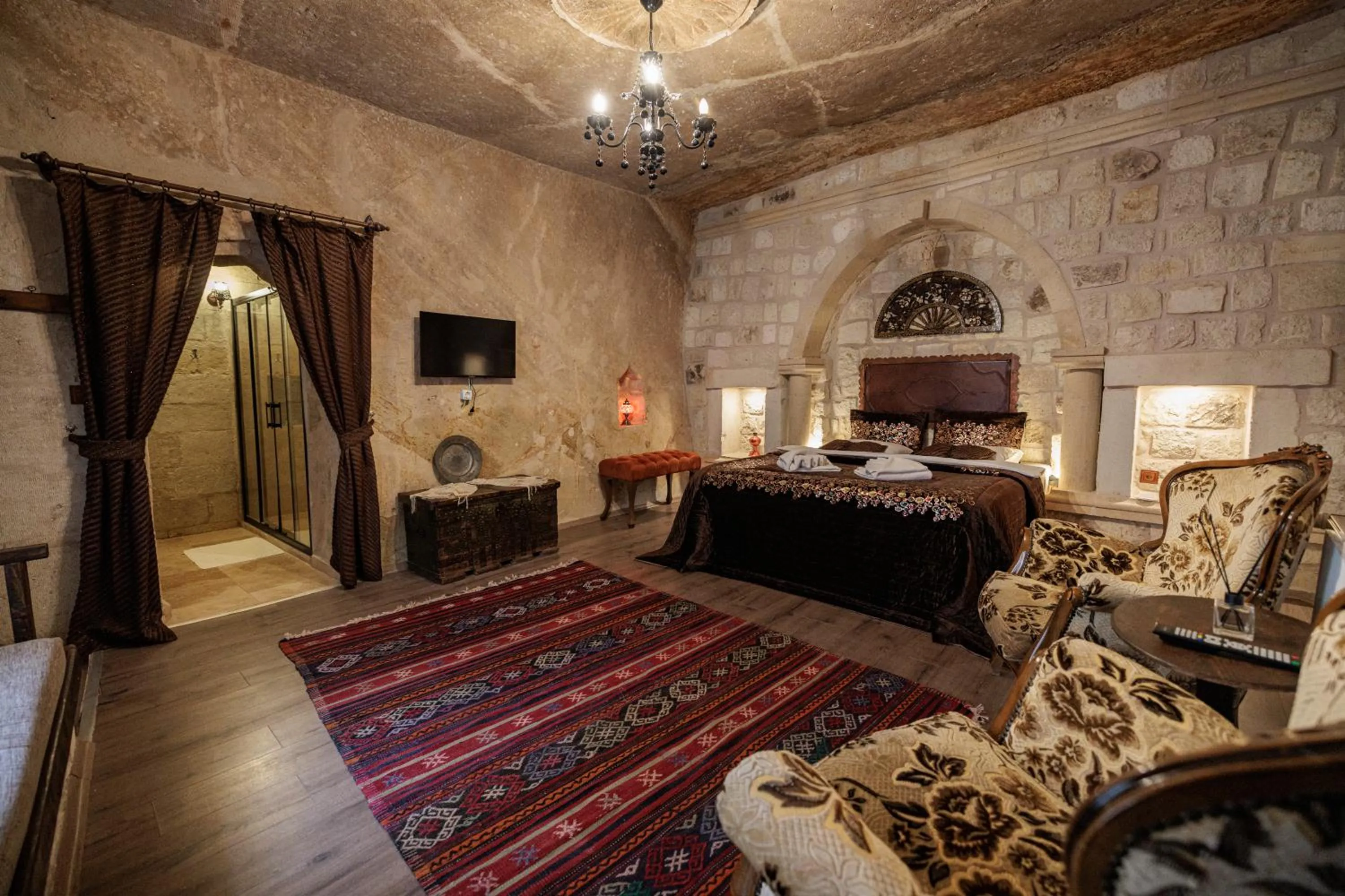 Photo of the whole room, Bed in Shadow Cave House