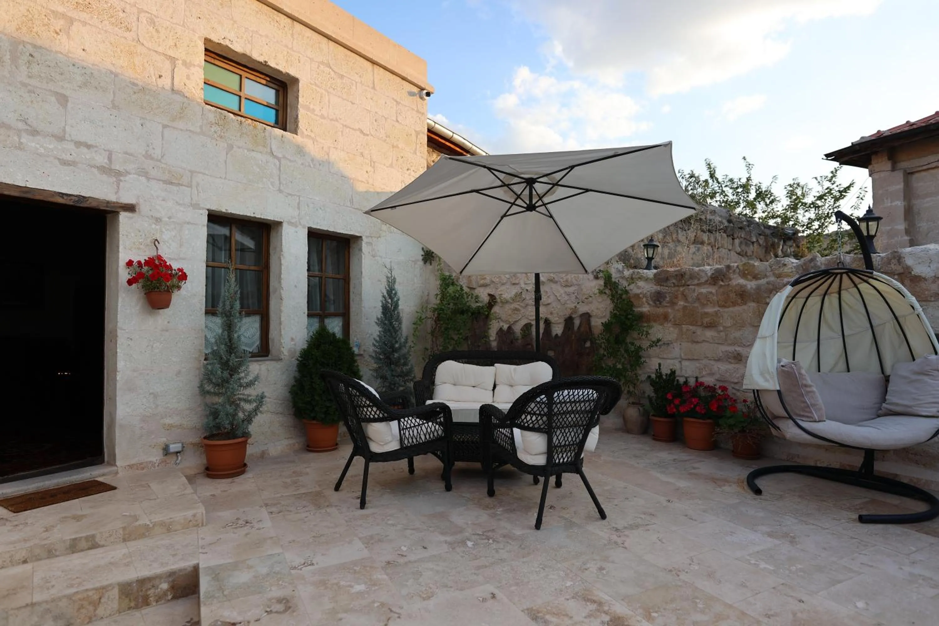 Balcony/Terrace in Shadow Cave House