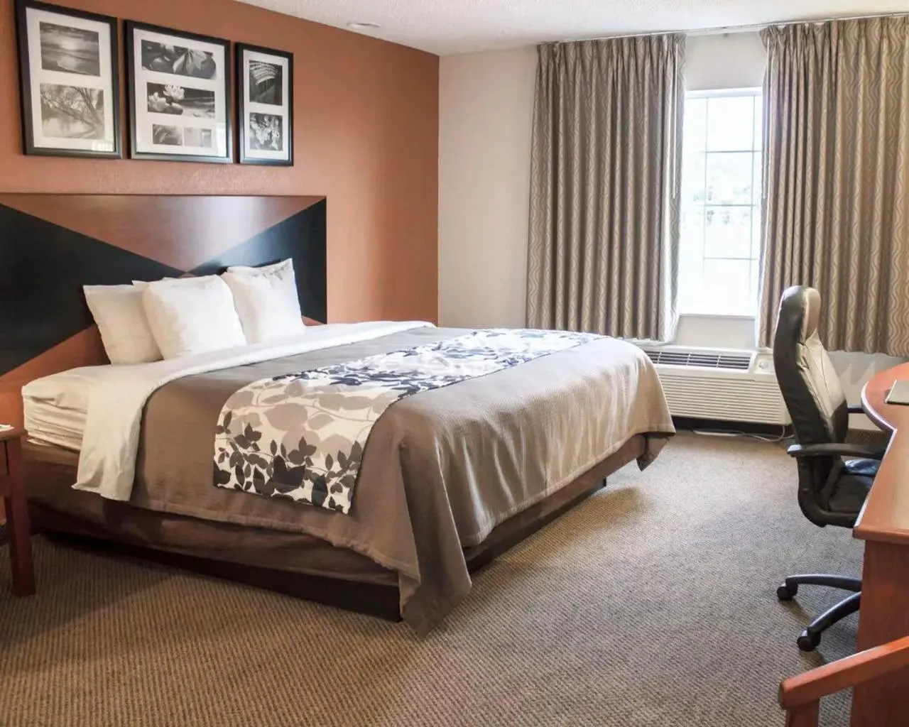 Bed in Sleep Inn Pelham Oak Mountain