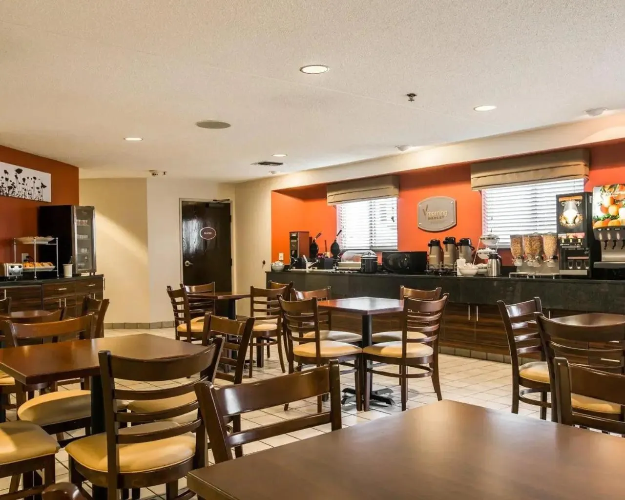Dining area in Sleep Inn Pelham Oak Mountain