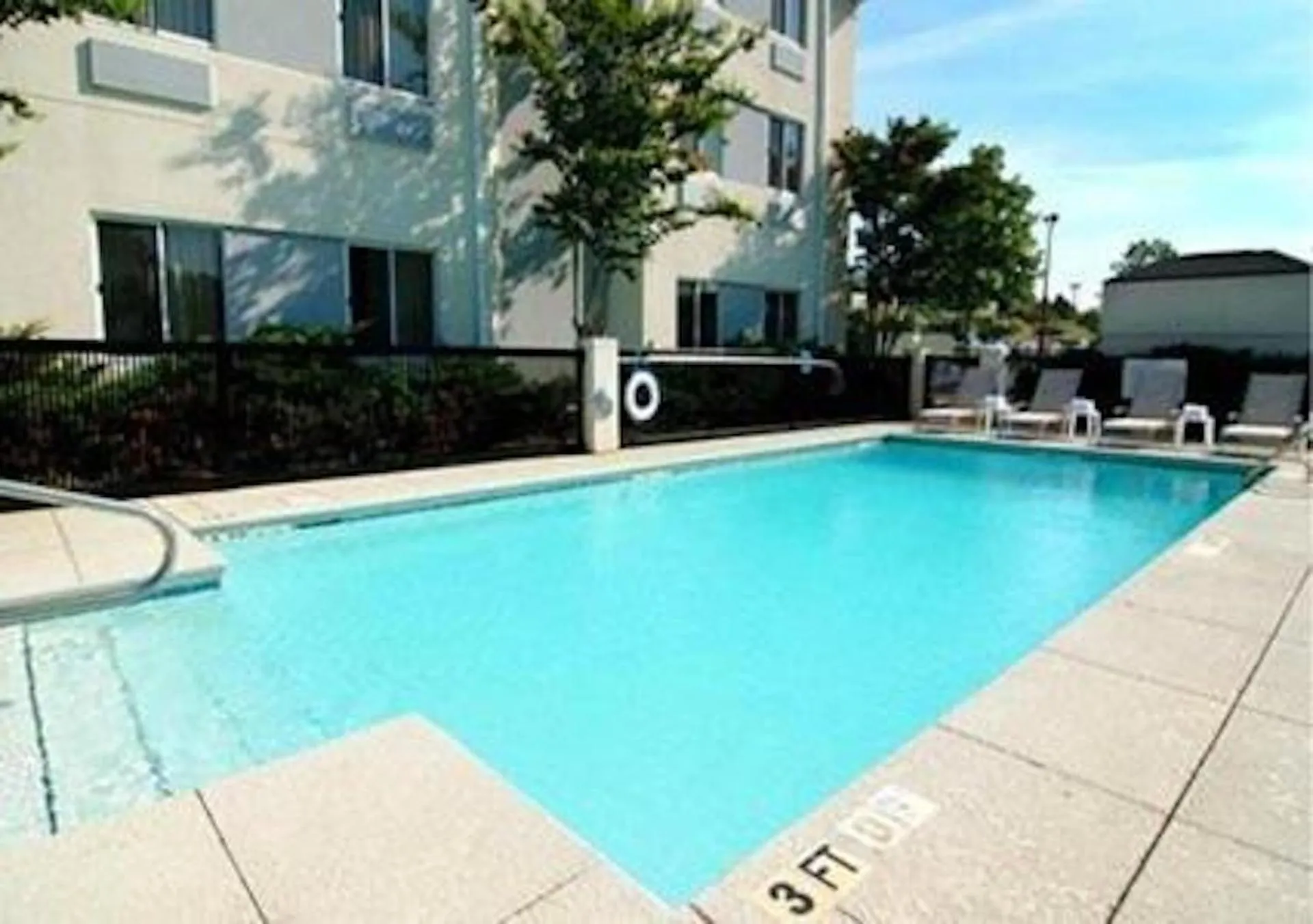 Swimming pool in Sleep Inn Pelham Oak Mountain