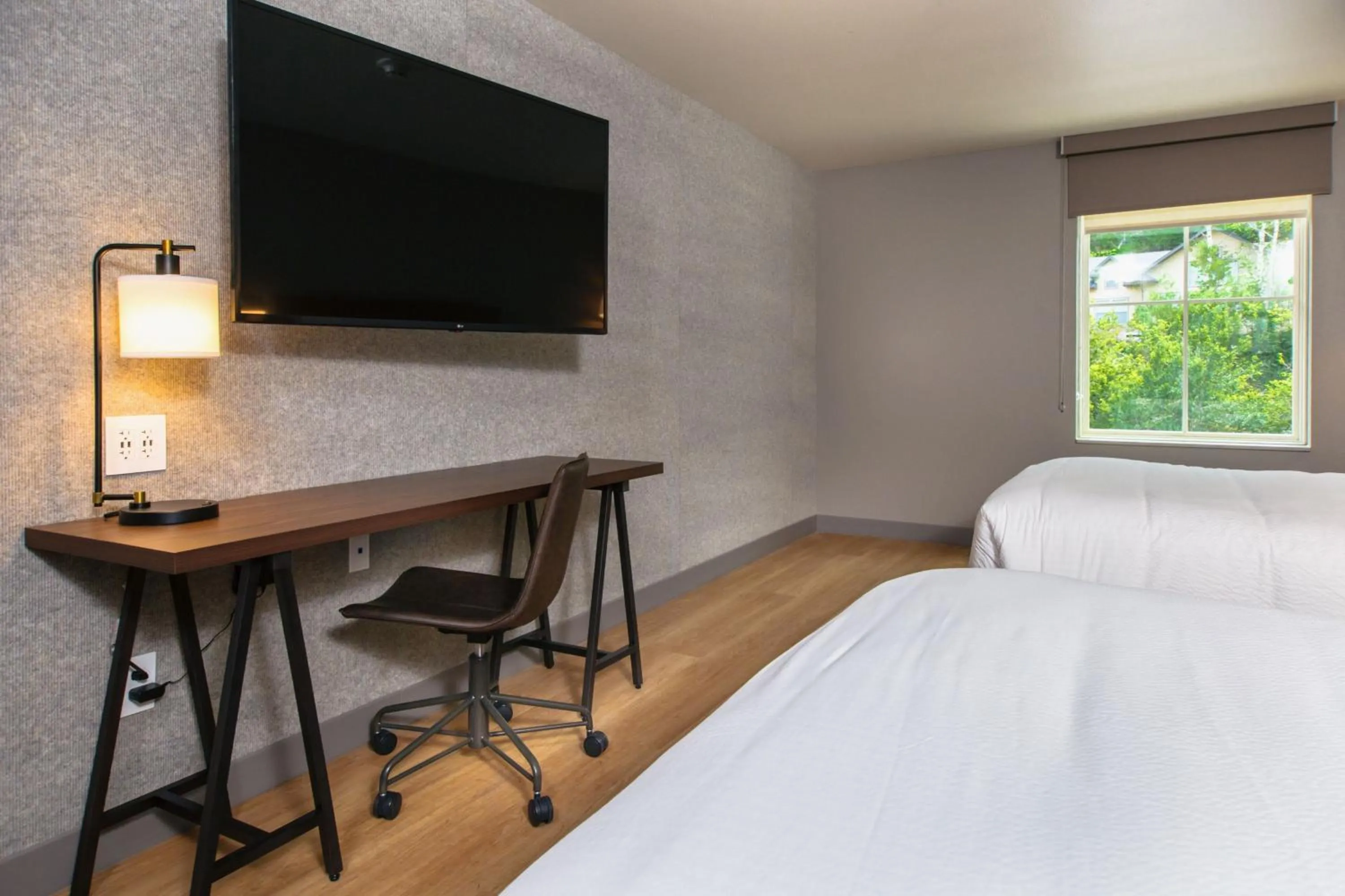 Photo of the whole room, Bed in Four Points by Sheraton Deadwood