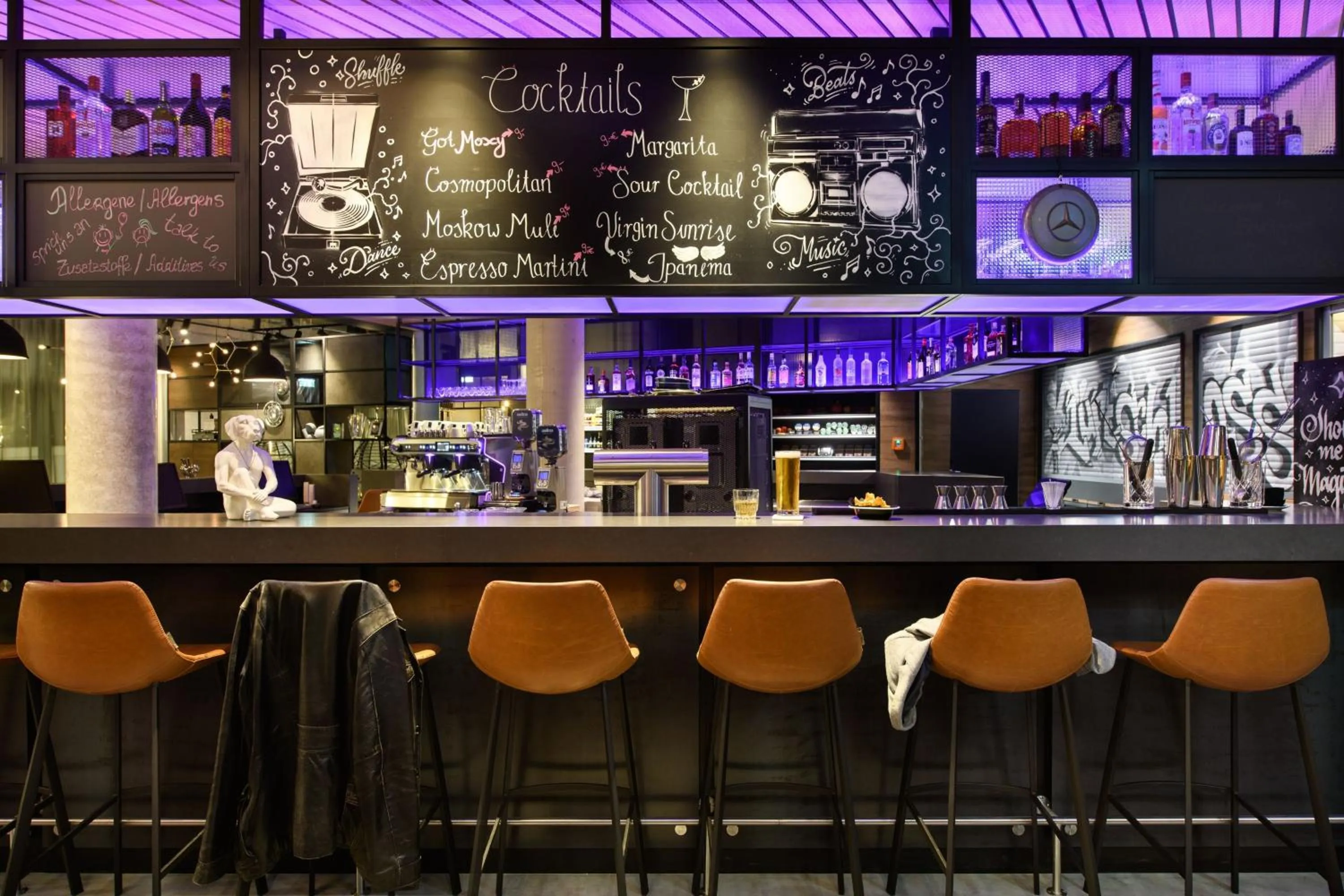 Lounge or bar in Moxy Stuttgart Feuerbach