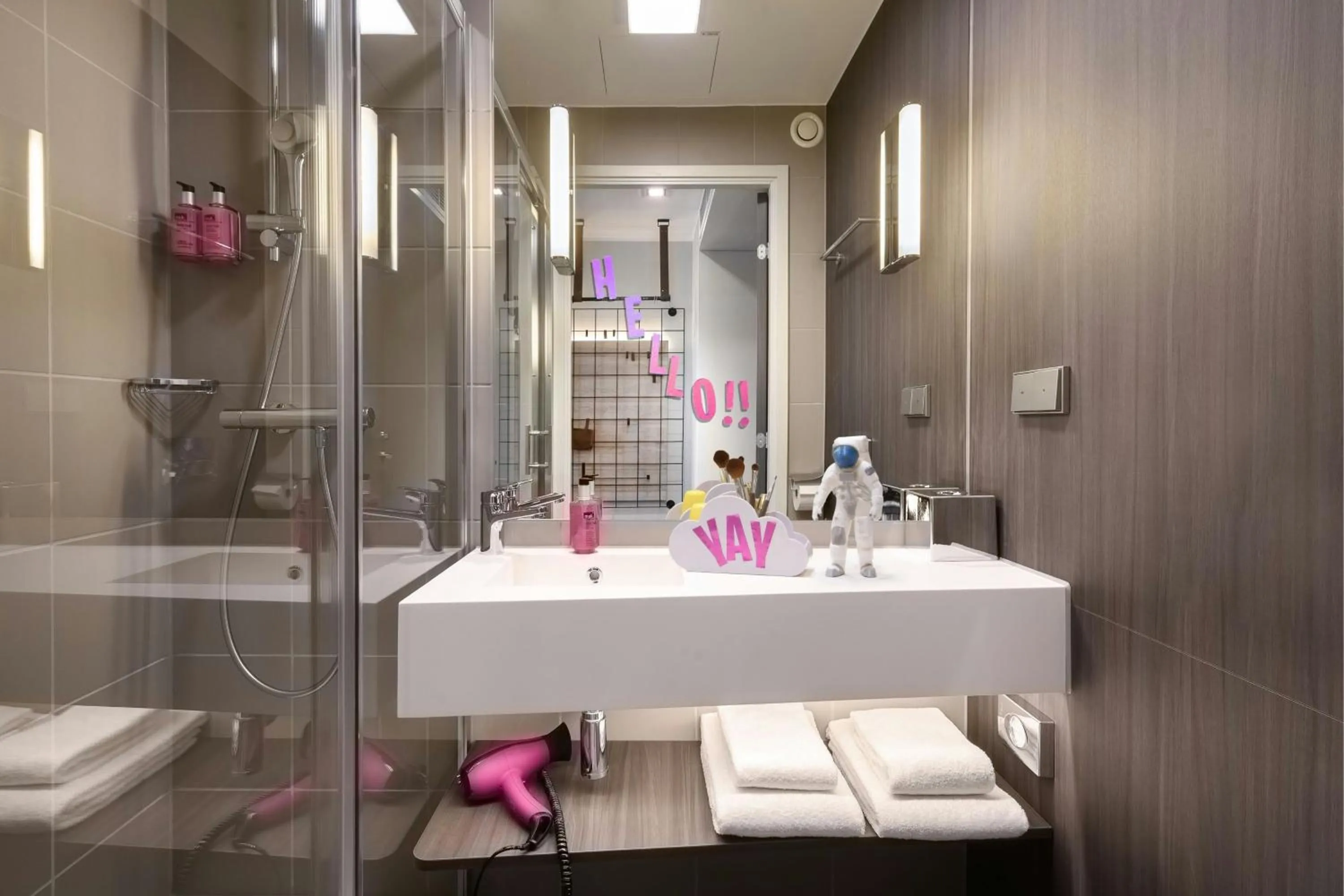 Photo of the whole room in Moxy Stuttgart Feuerbach