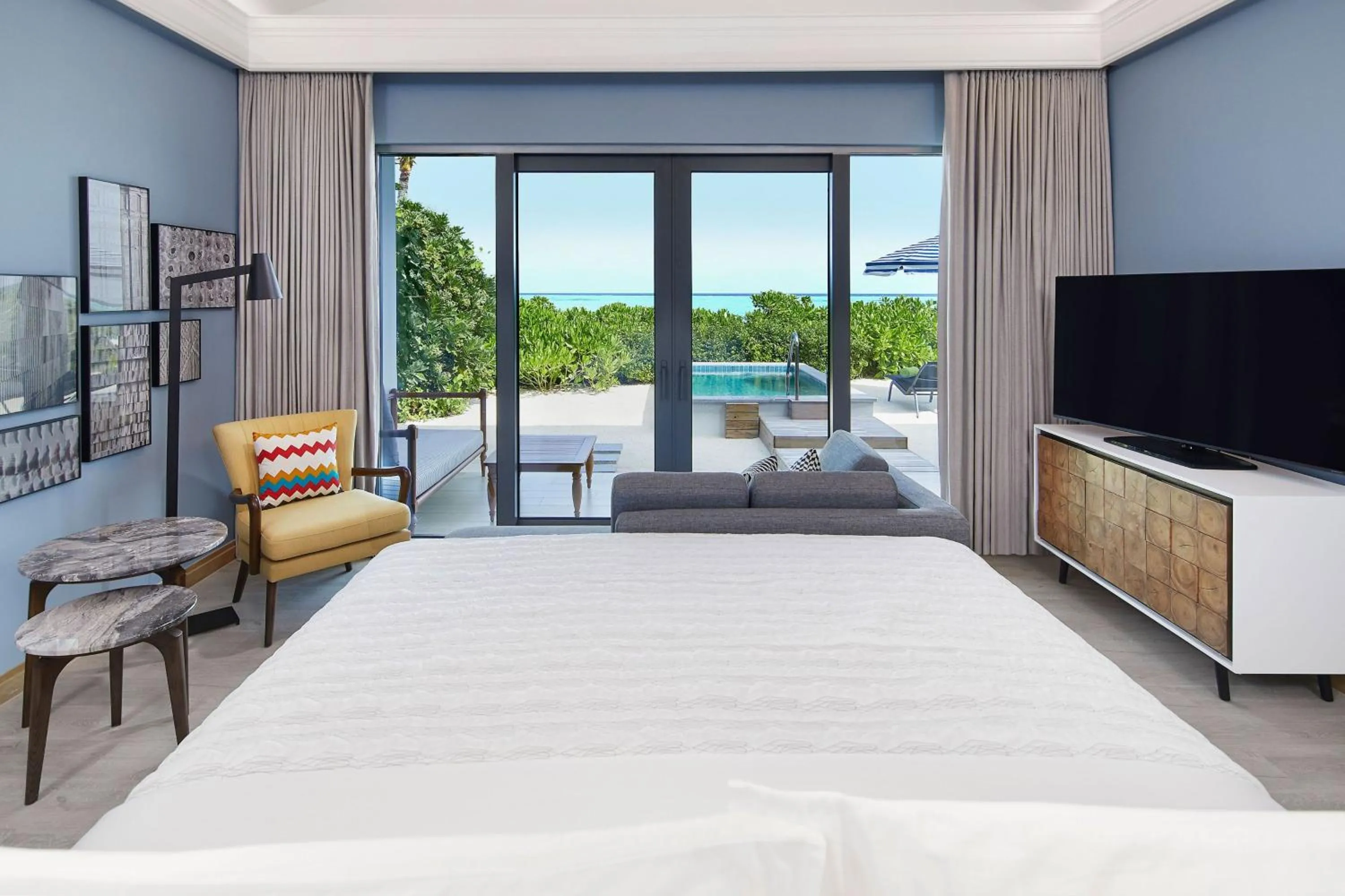 Swimming pool, Bed in Le Meridien Maldives Resort & Spa