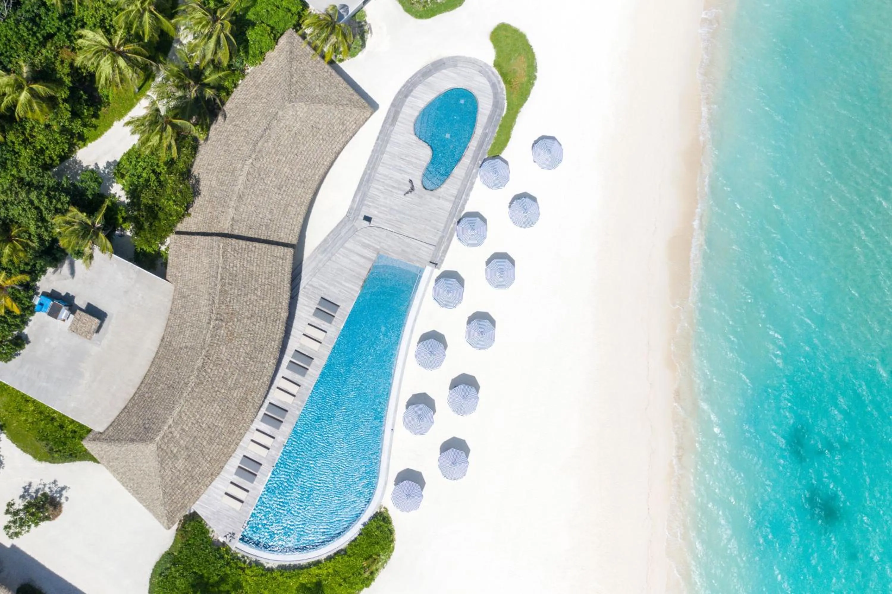 Swimming pool in Le Meridien Maldives Resort & Spa