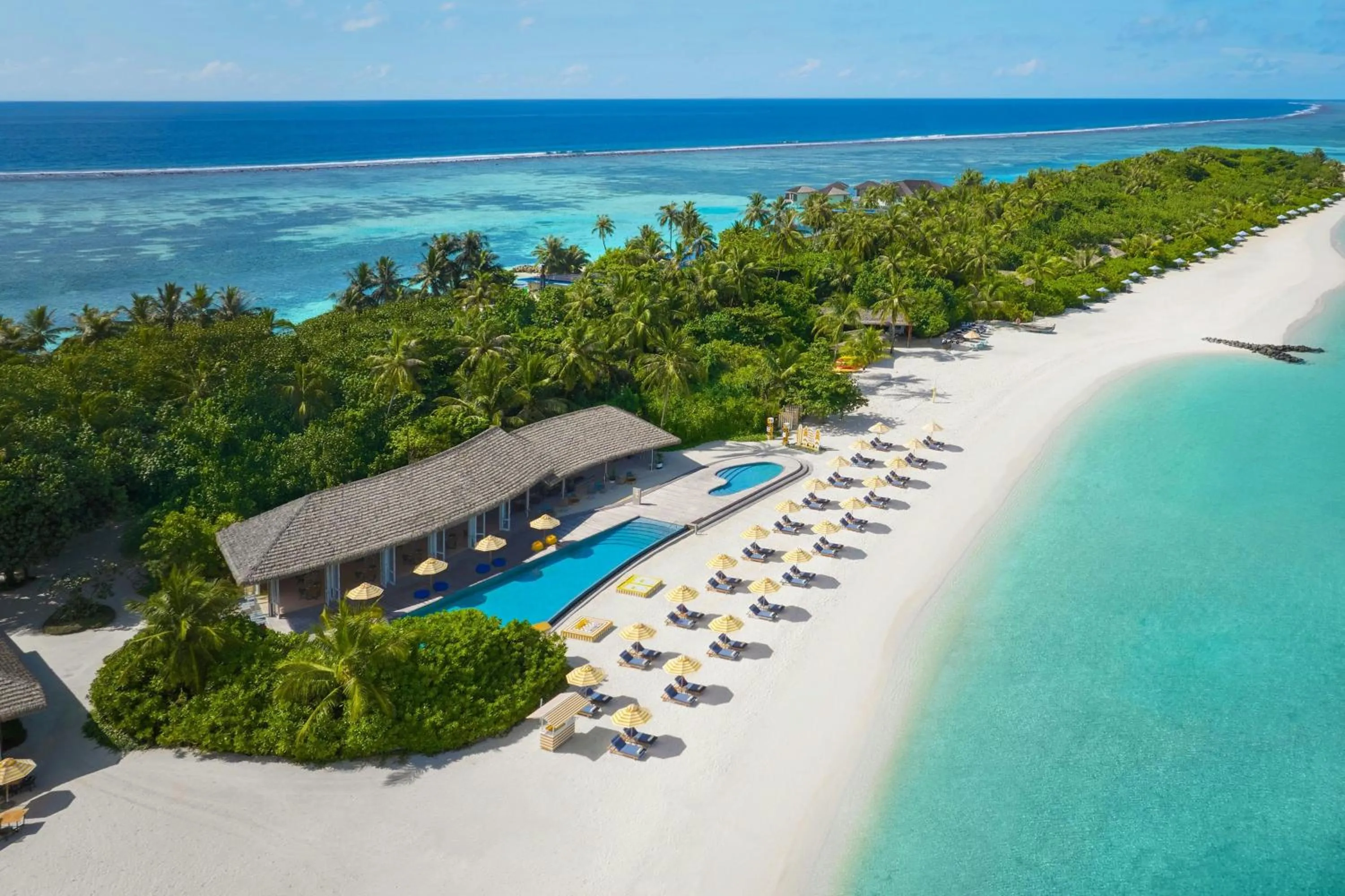 Lounge or bar in Le Meridien Maldives Resort & Spa