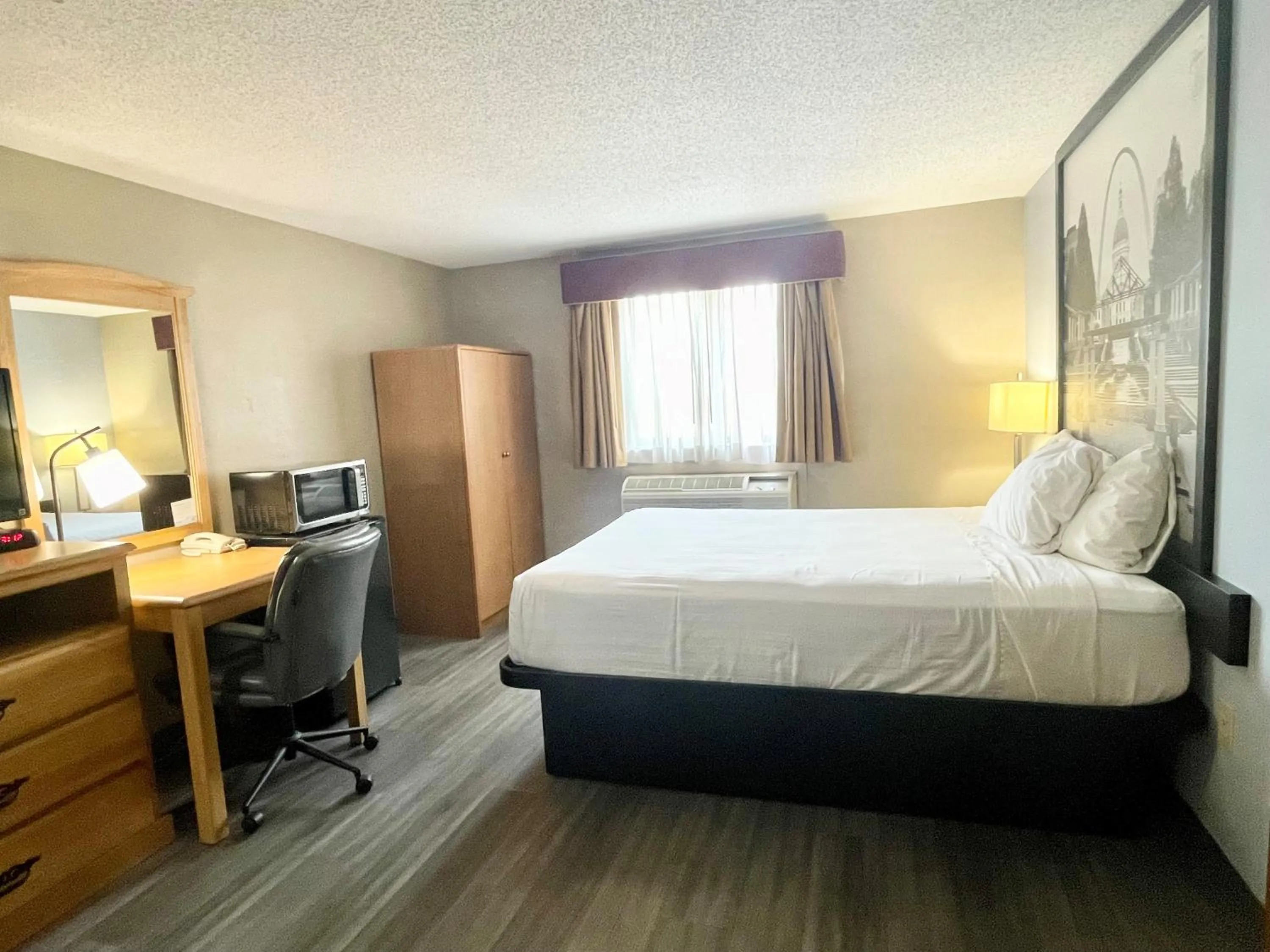 Bed in Super 8 by Wyndham St. Clair MO