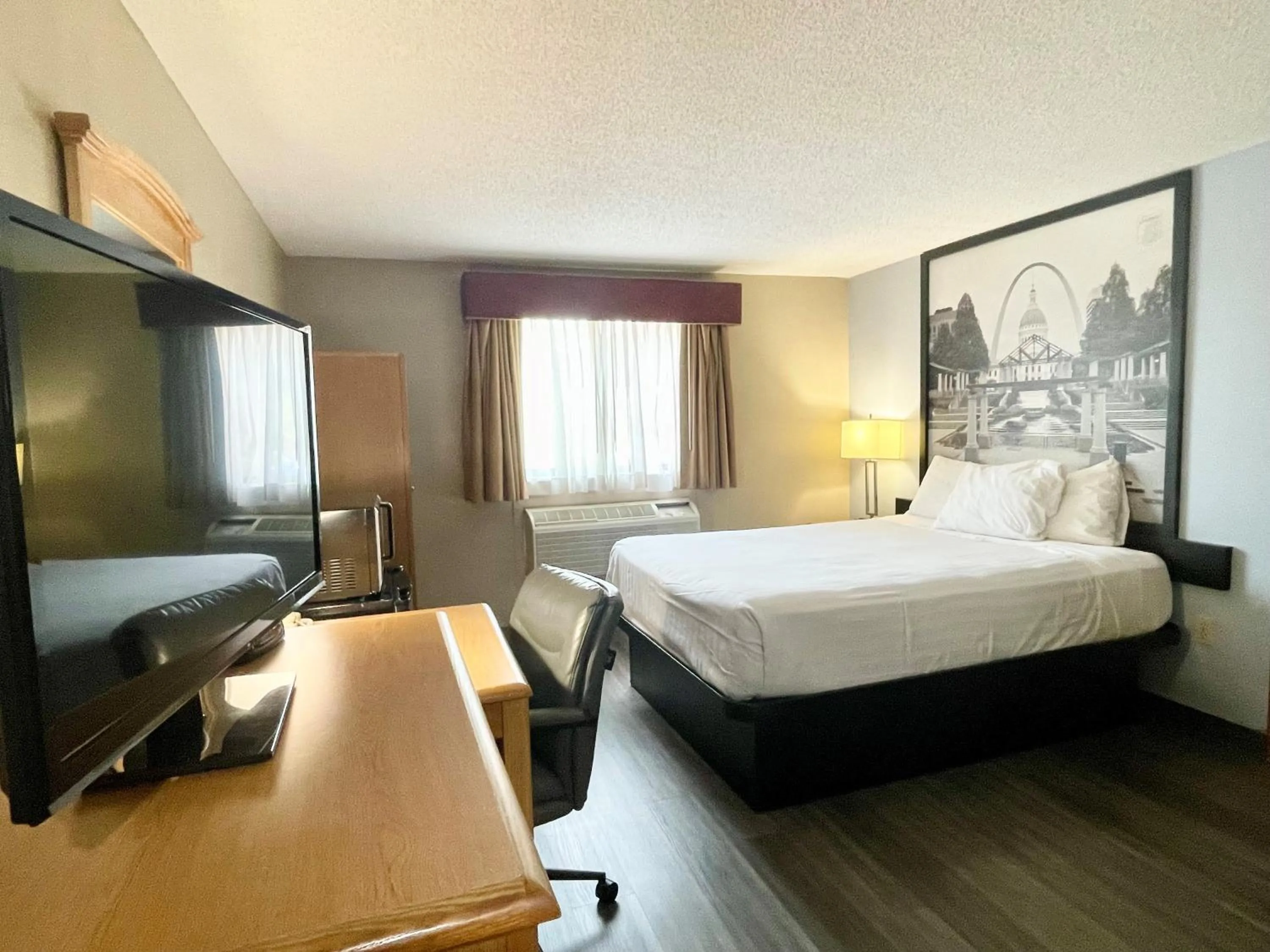 Bed in Super 8 by Wyndham St. Clair MO