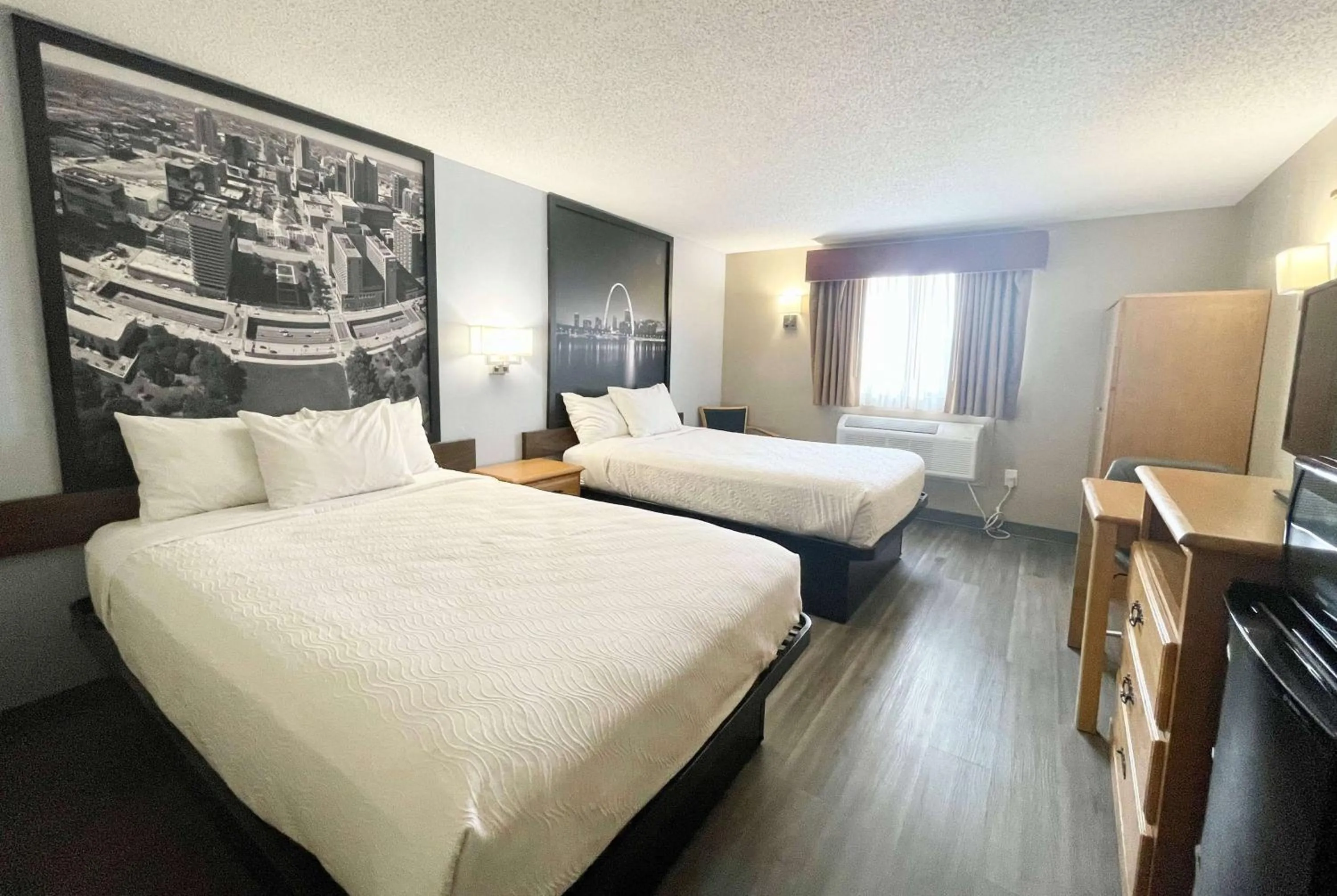 Photo of the whole room, Bed in Super 8 by Wyndham St. Clair MO