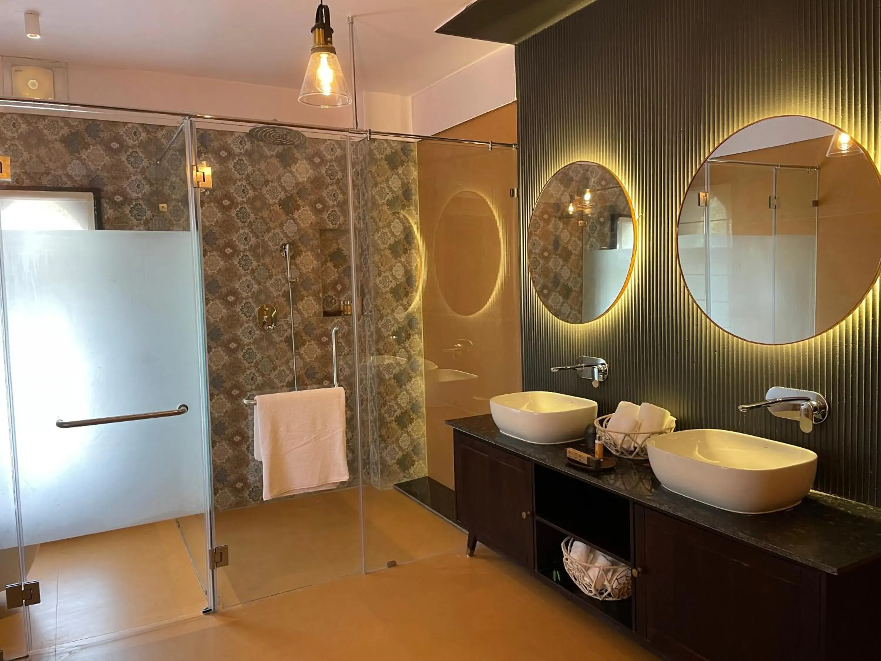 Bathroom in The Postcard Gir Wildlife Sanctuary Bathroom in The Postcard Gir Wildlife Sanctuary