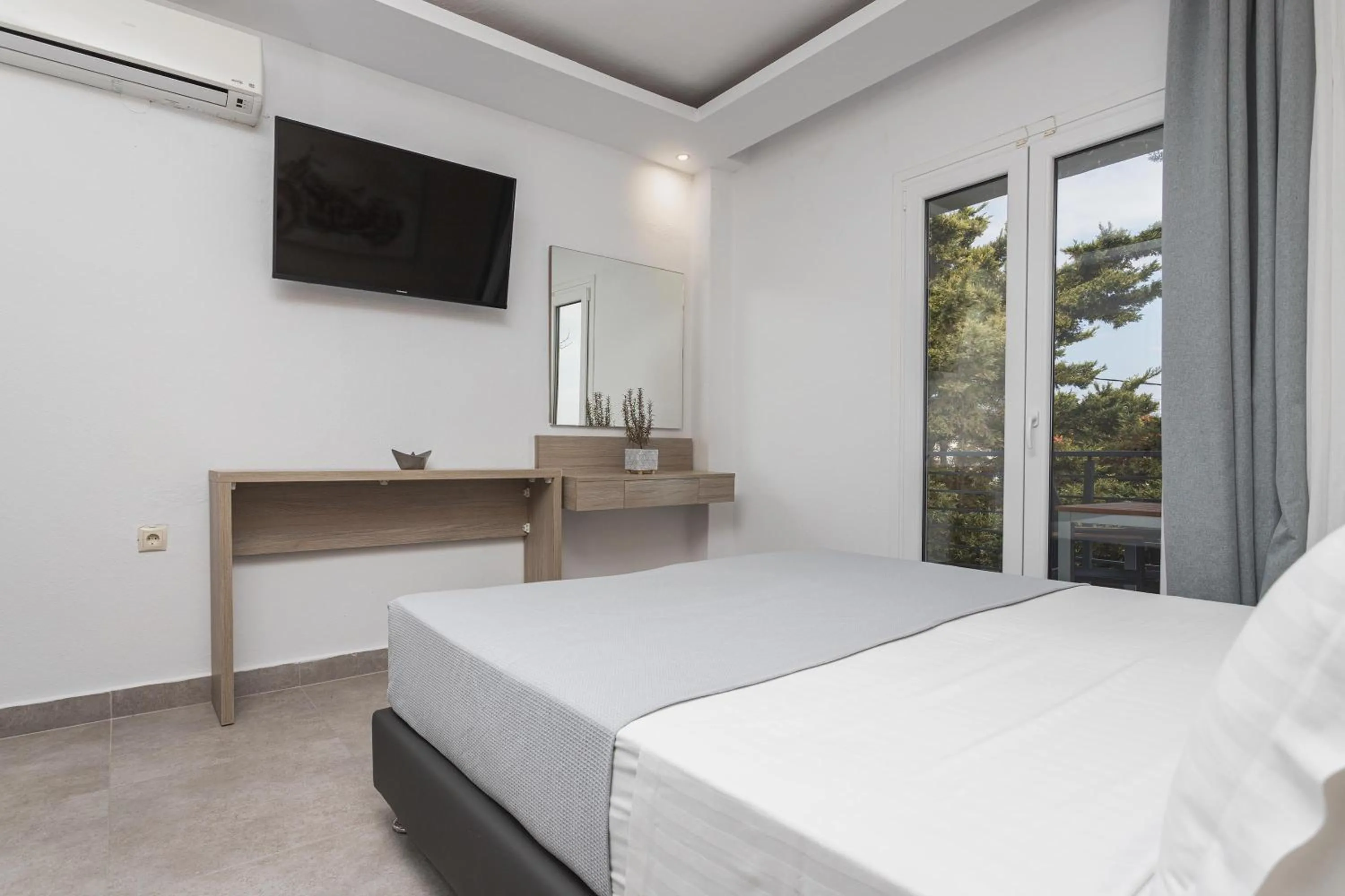 TV and multimedia, Bed in NewStory Suites Possidi