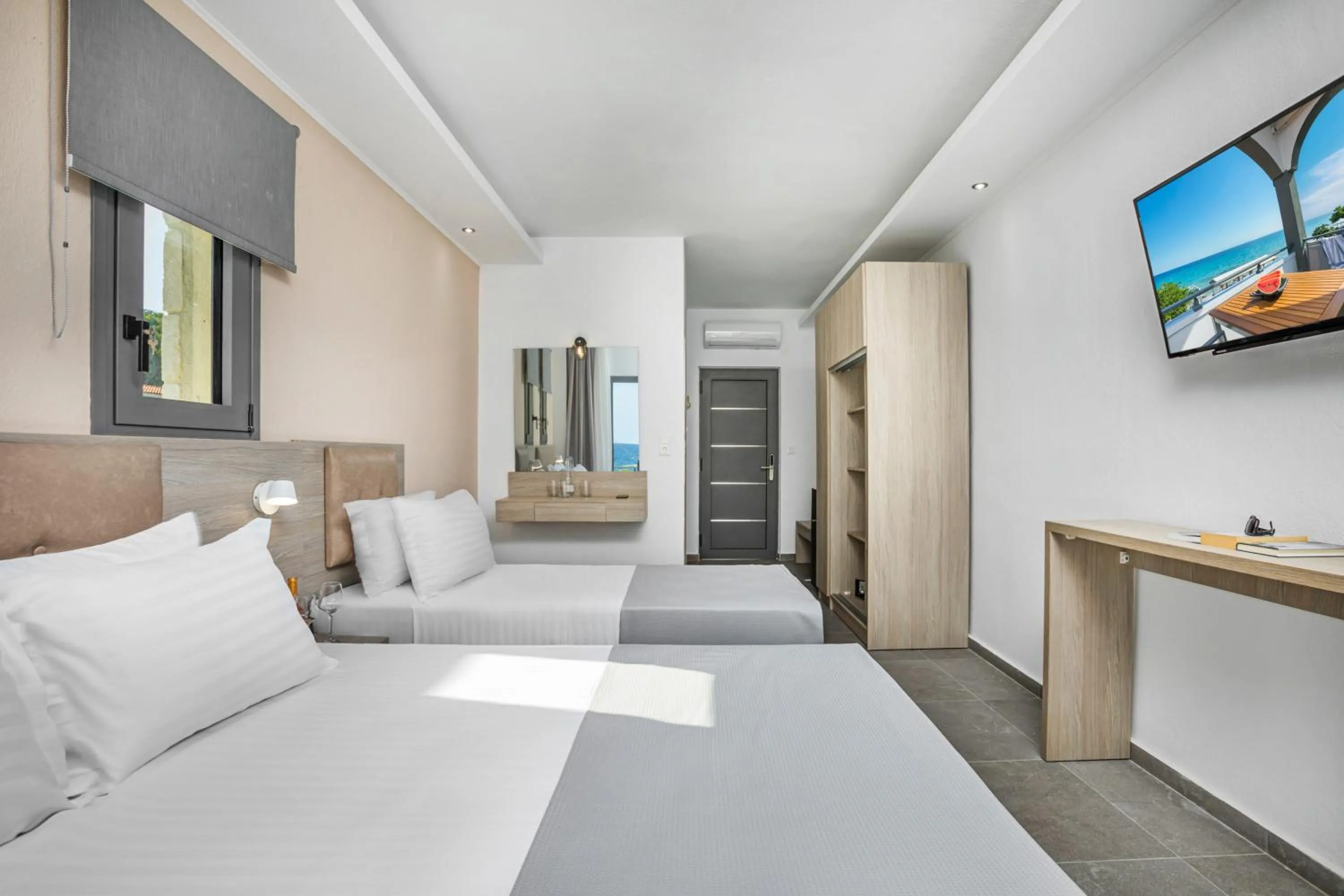 TV and multimedia, Bed in NewStory Suites Possidi