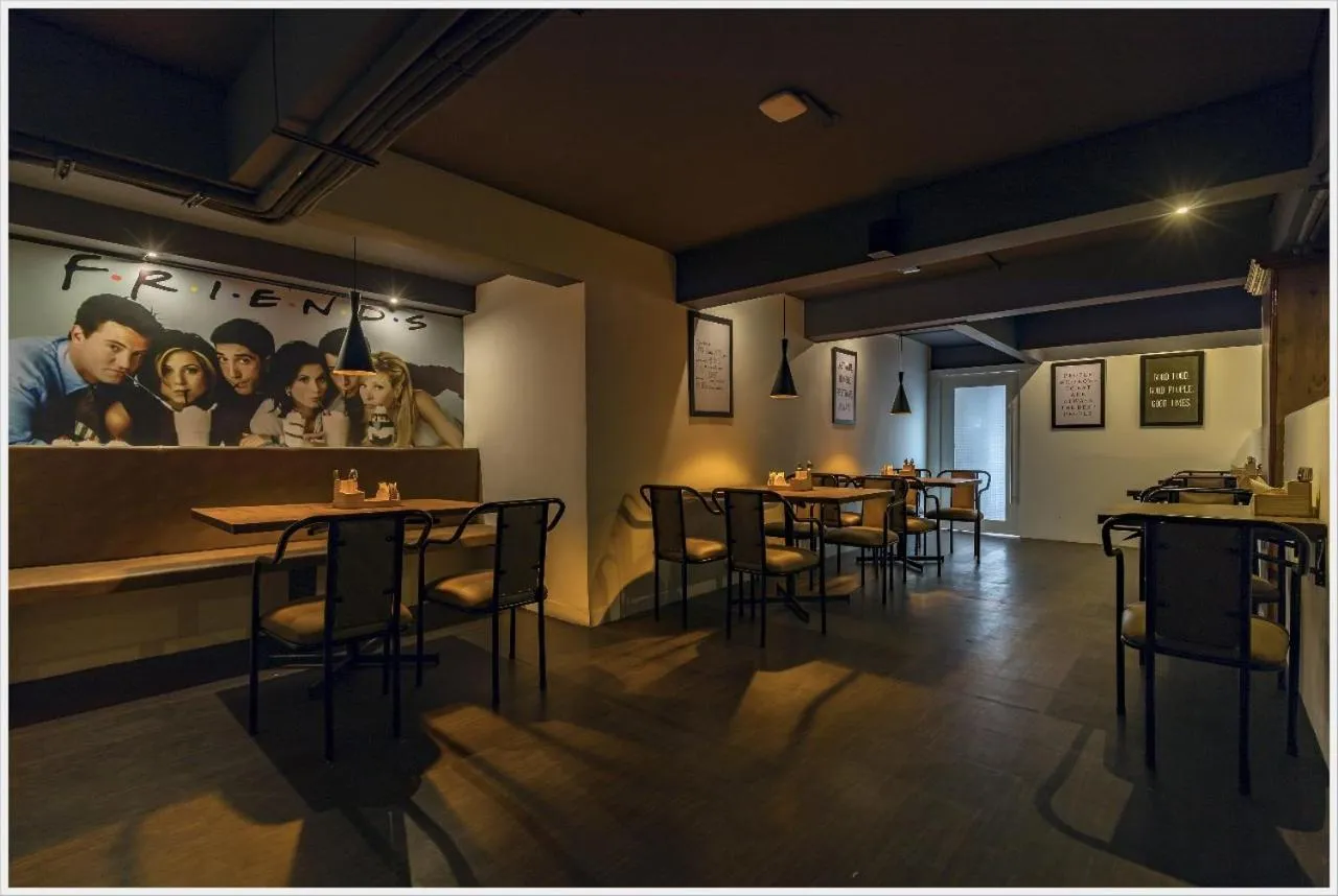 Restaurant/places to eat in Hotel Green Field