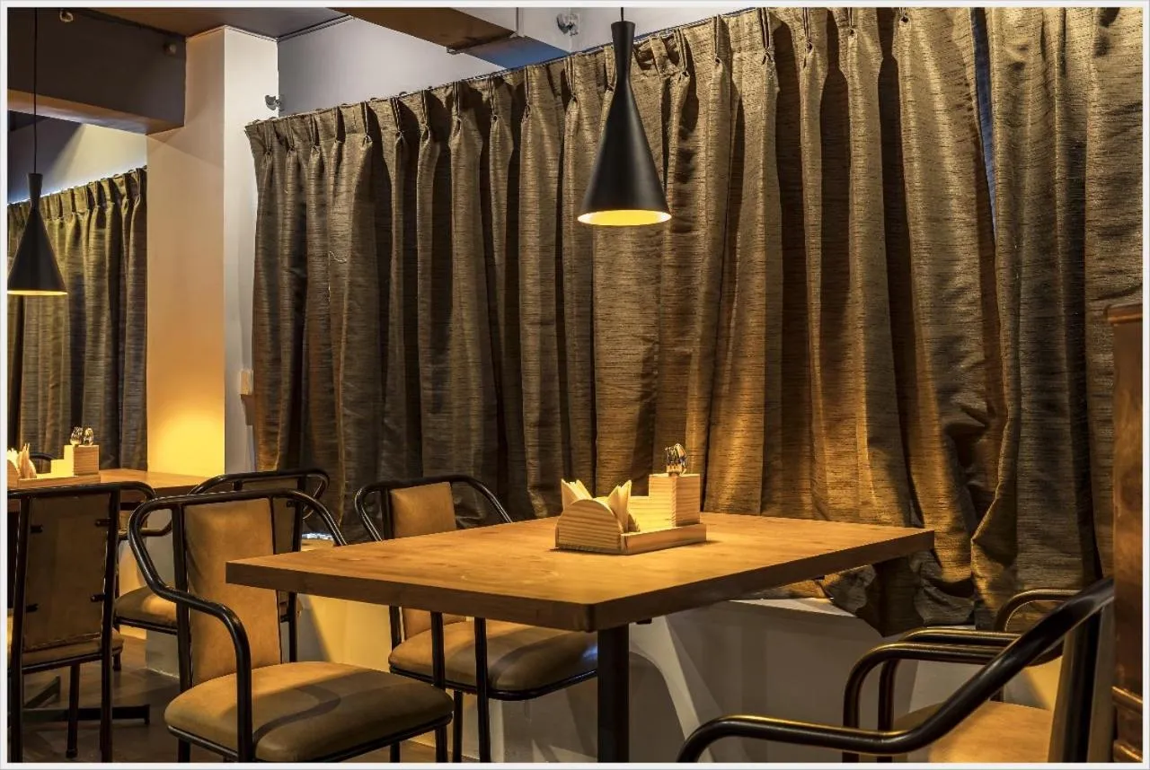 Restaurant/places to eat in Hotel Green Field