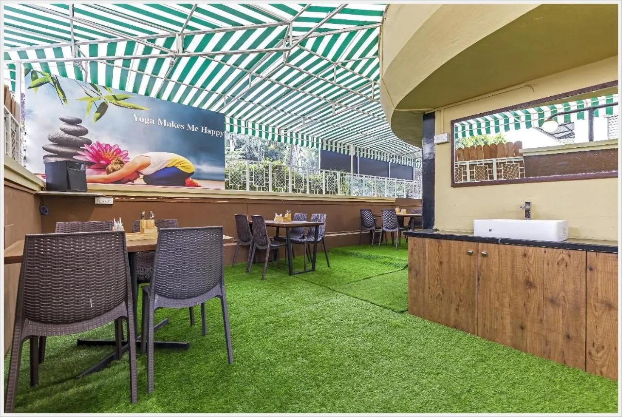 Restaurant/places to eat in Hotel Green Field