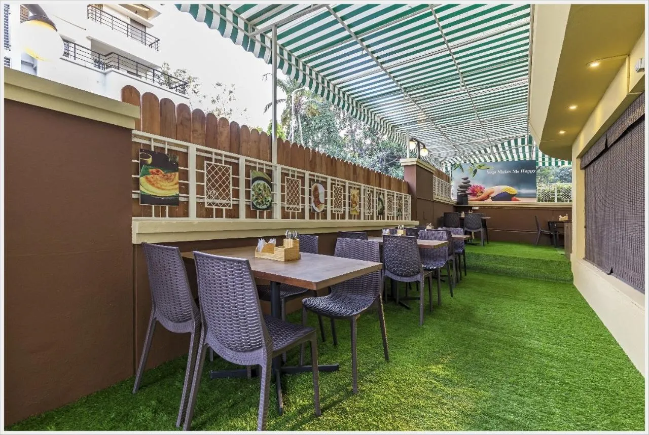 Restaurant/places to eat in Hotel Green Field