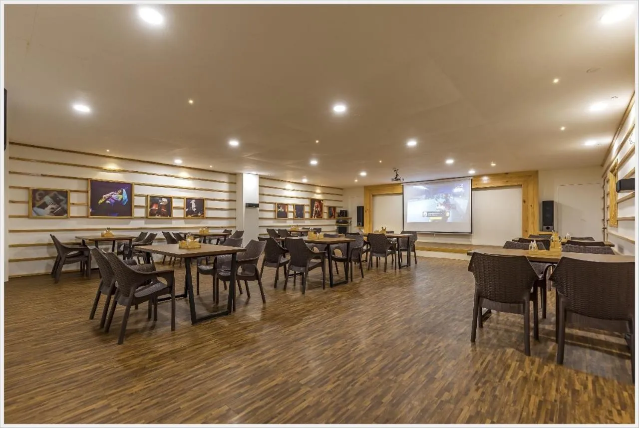 Restaurant/places to eat in Hotel Green Field