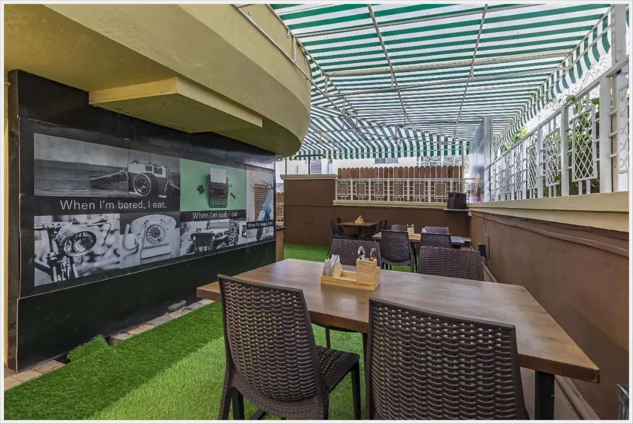 Restaurant/places to eat in Hotel Green Field