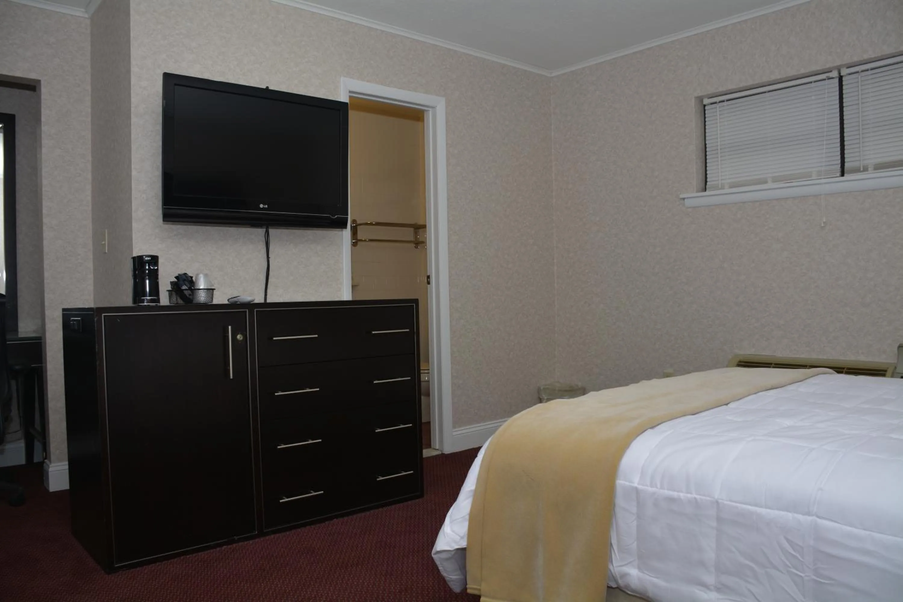 TV and multimedia, Bed in Atlantic Inn and Suites - Wall Township