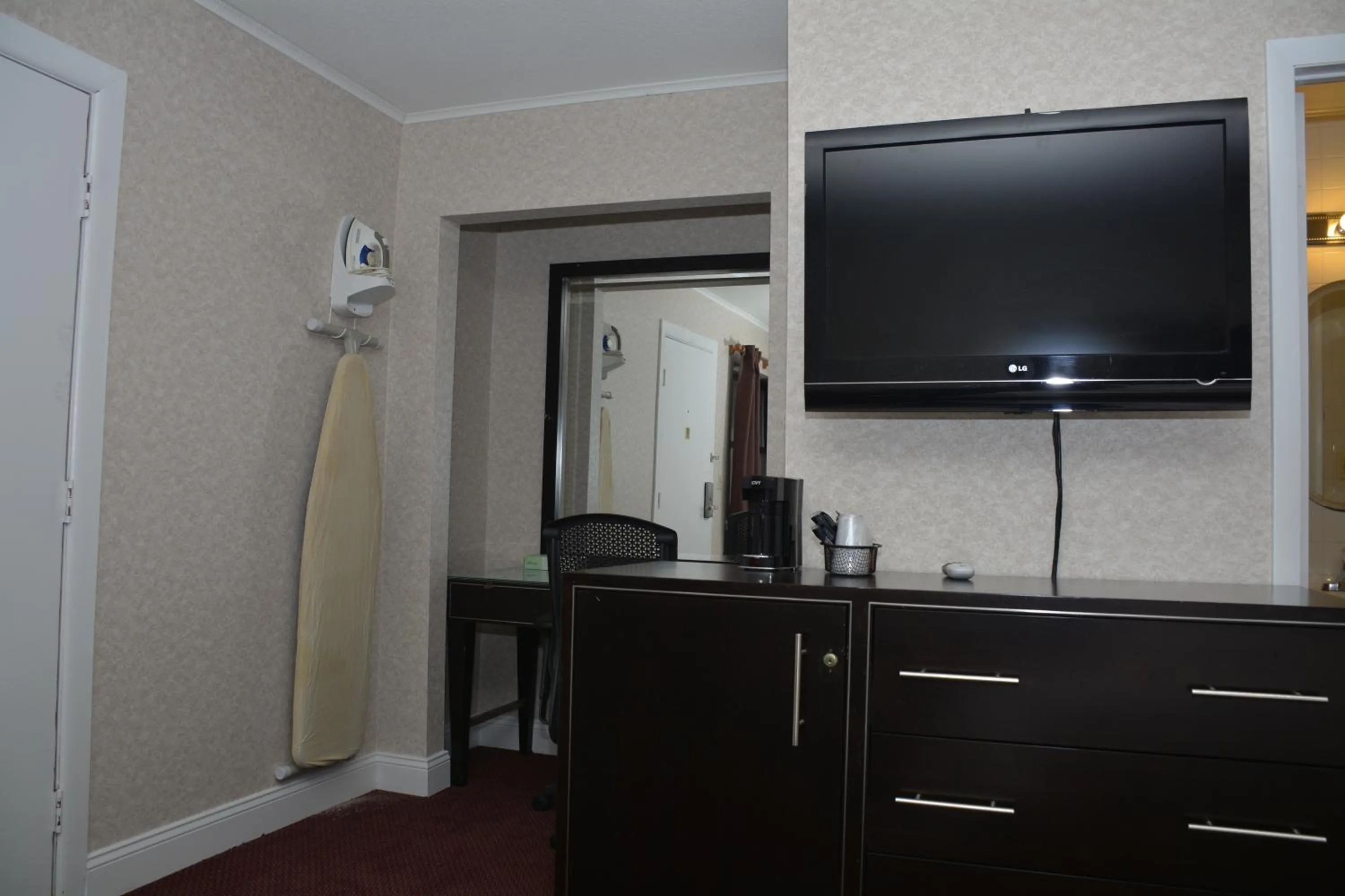 Bedroom in Atlantic Inn and Suites - Wall Township