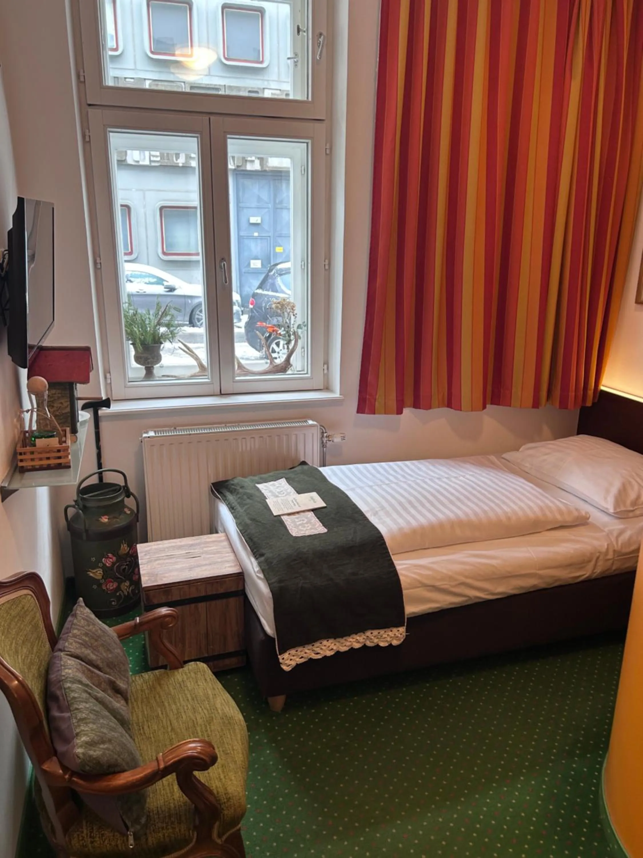 Bed in Pension Stadthalle