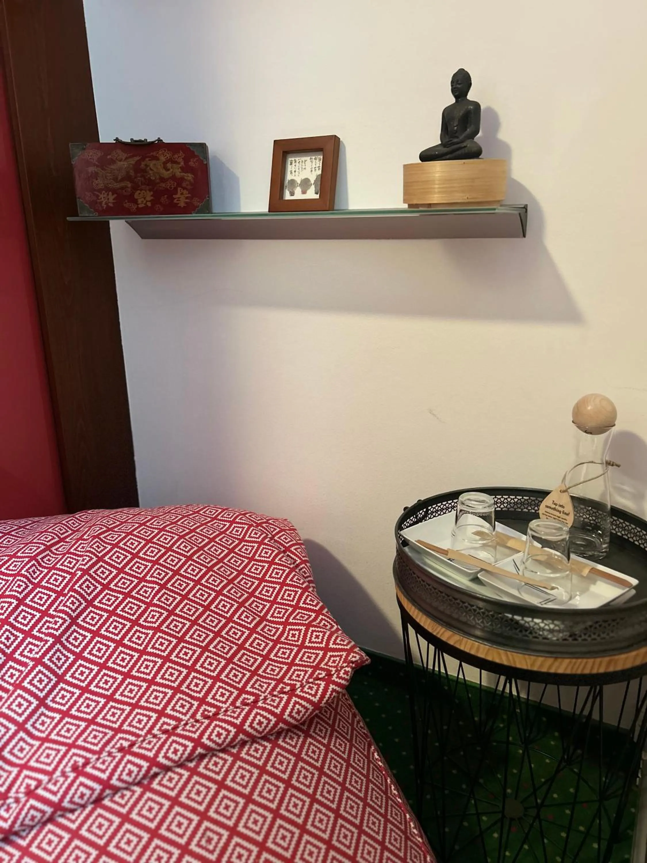 Seating area, Bed in Pension Stadthalle