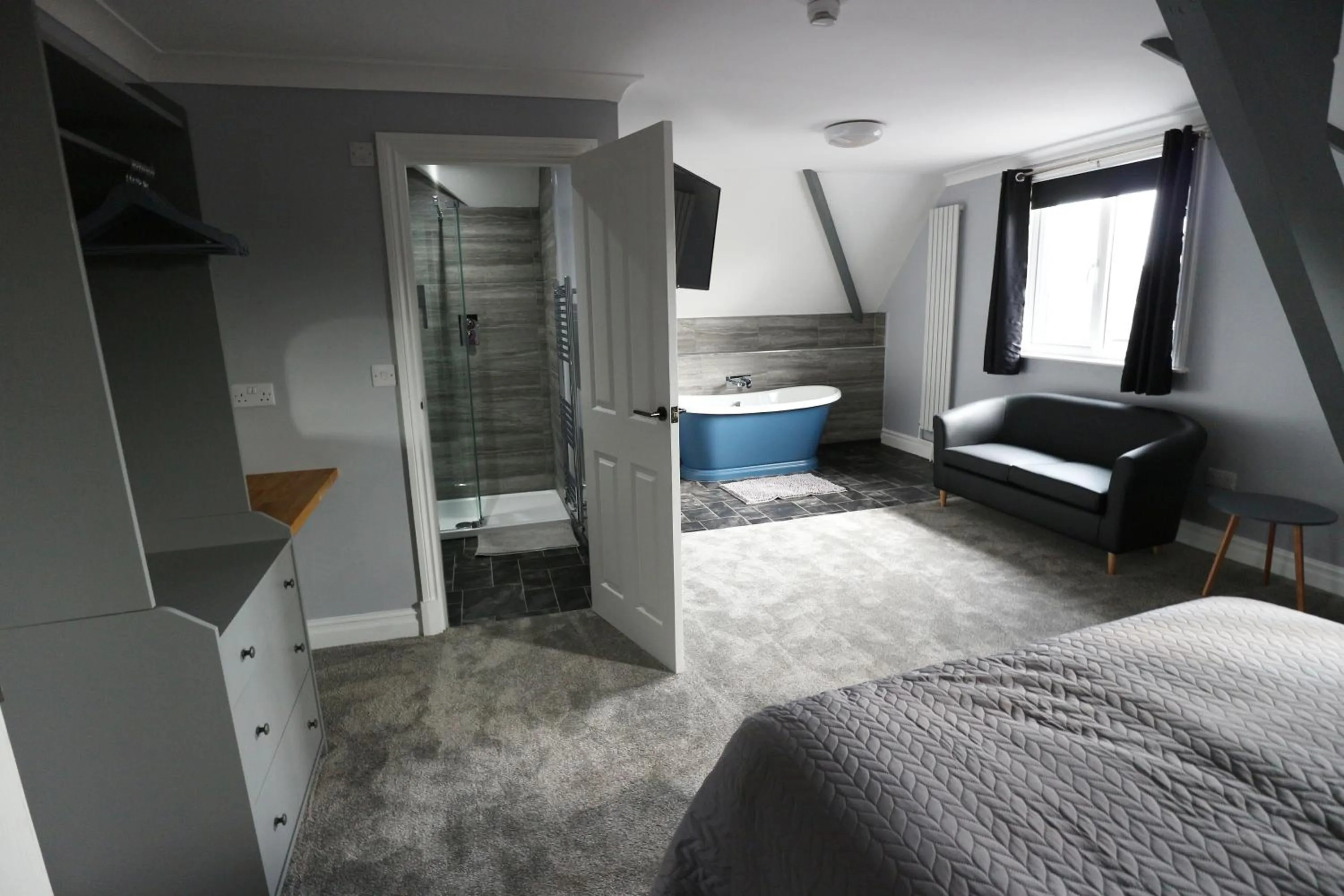 Deluxe Double Room with Bath in Number 33 Room Only