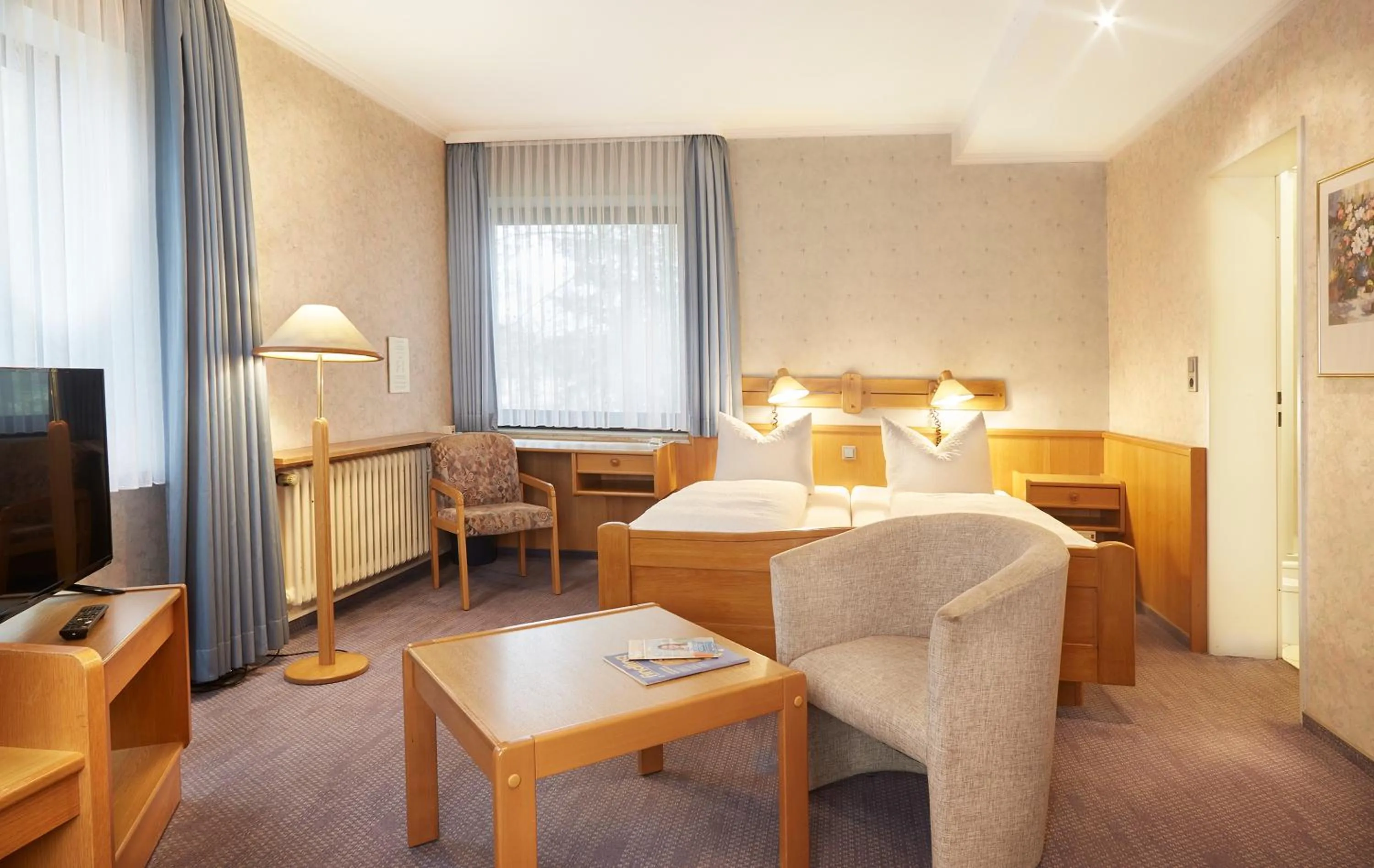 Communal lounge/ TV room, Bed in Park Hotel Berlin