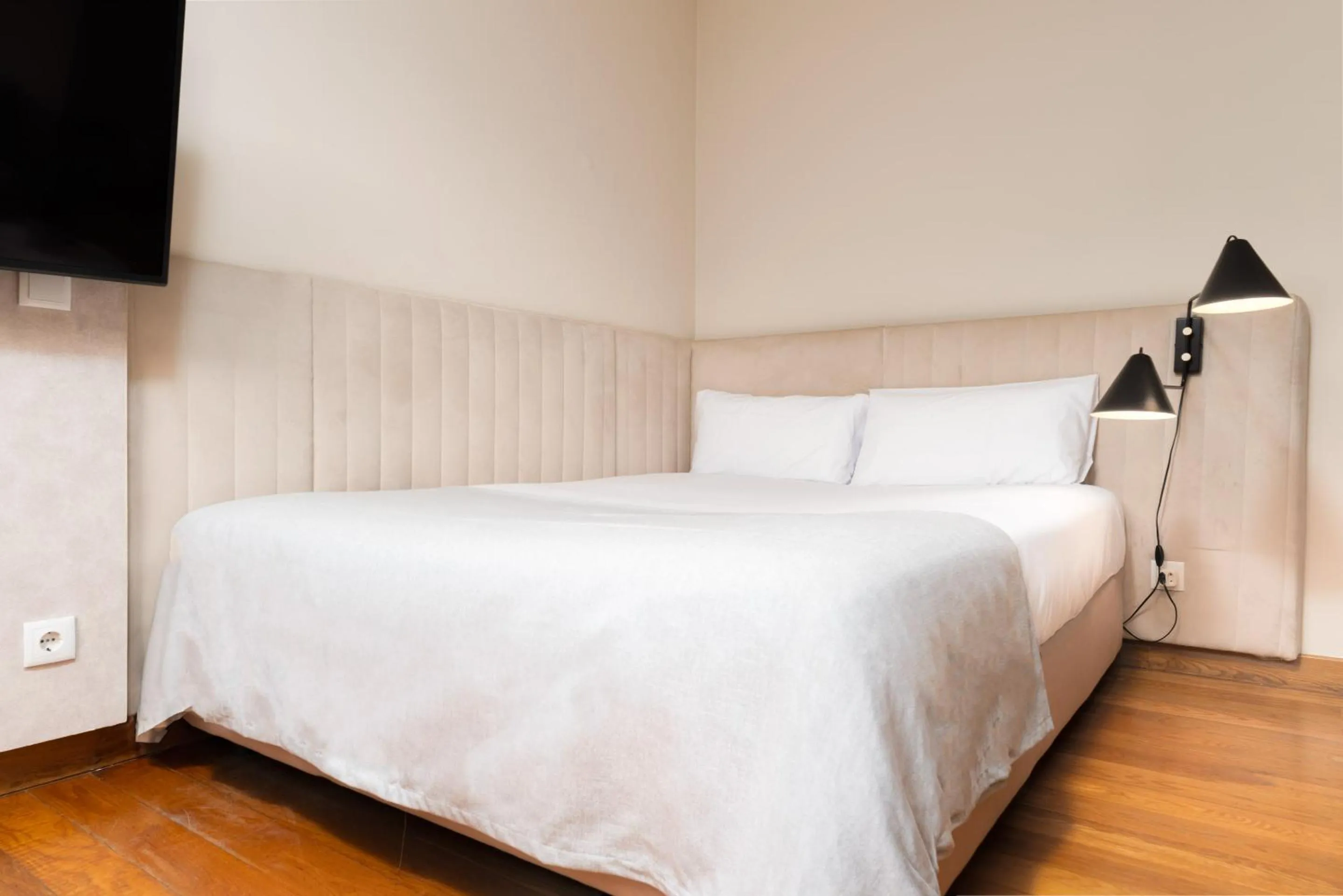 Bed in Limehome Lisbon Rua Eça de Queiroz