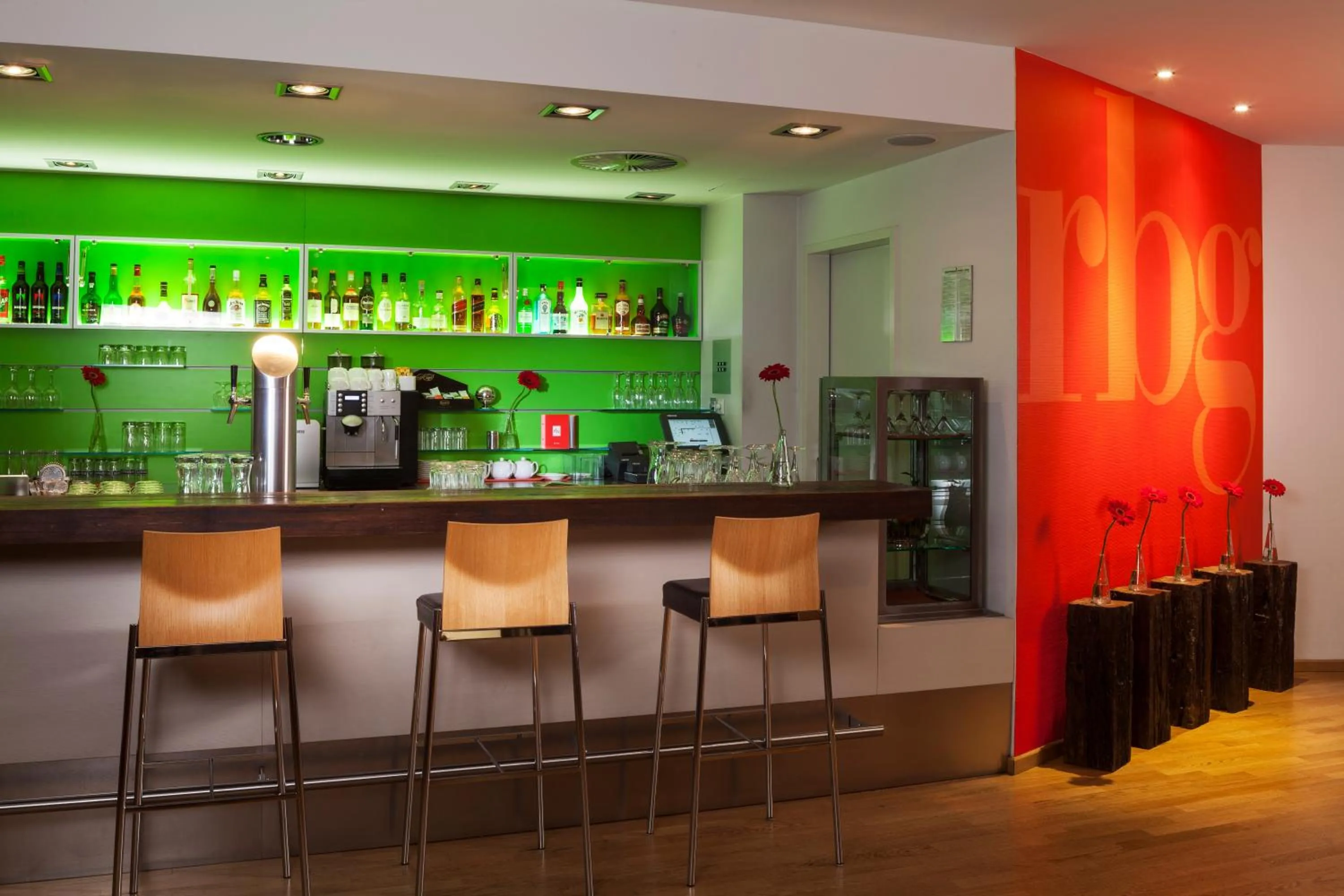 Lounge or bar in Park Inn by Radisson Nürnberg