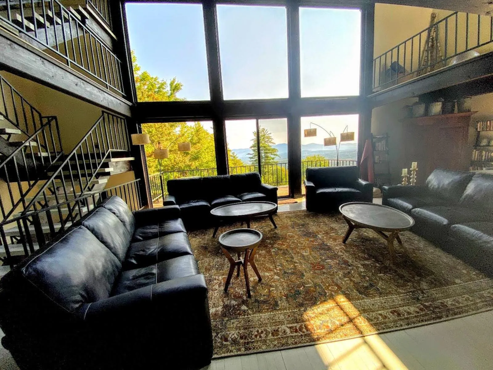 RL Breathtaking views and grand unique style private mountain retreat 4WD recommended