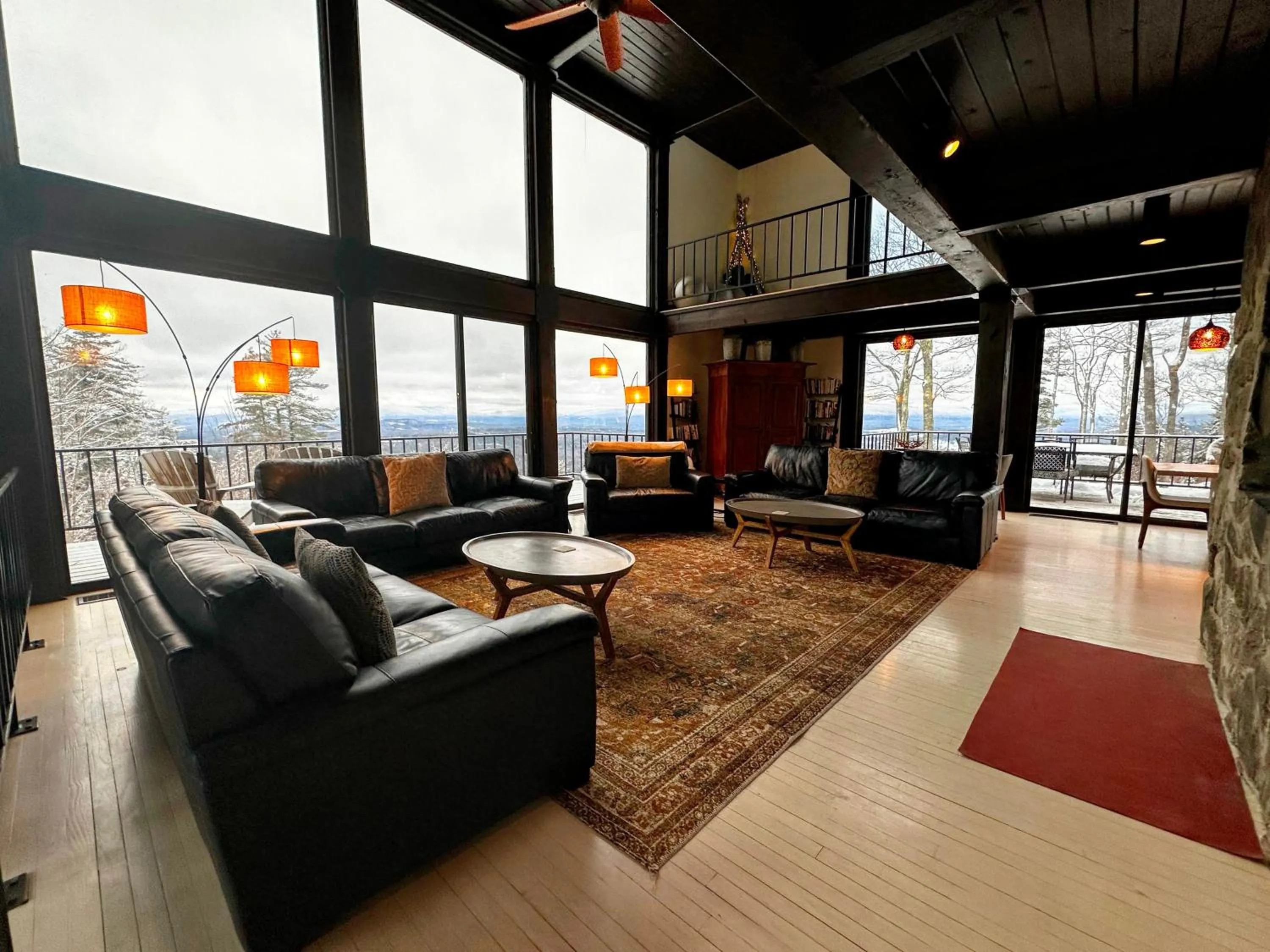 RL Breathtaking views and grand unique style private mountain retreat 4WD recommended