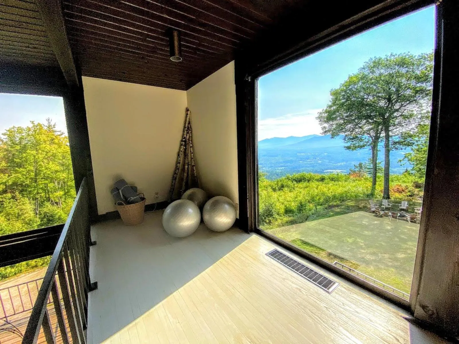 RL Breathtaking views and grand unique style private mountain retreat 4WD recommended