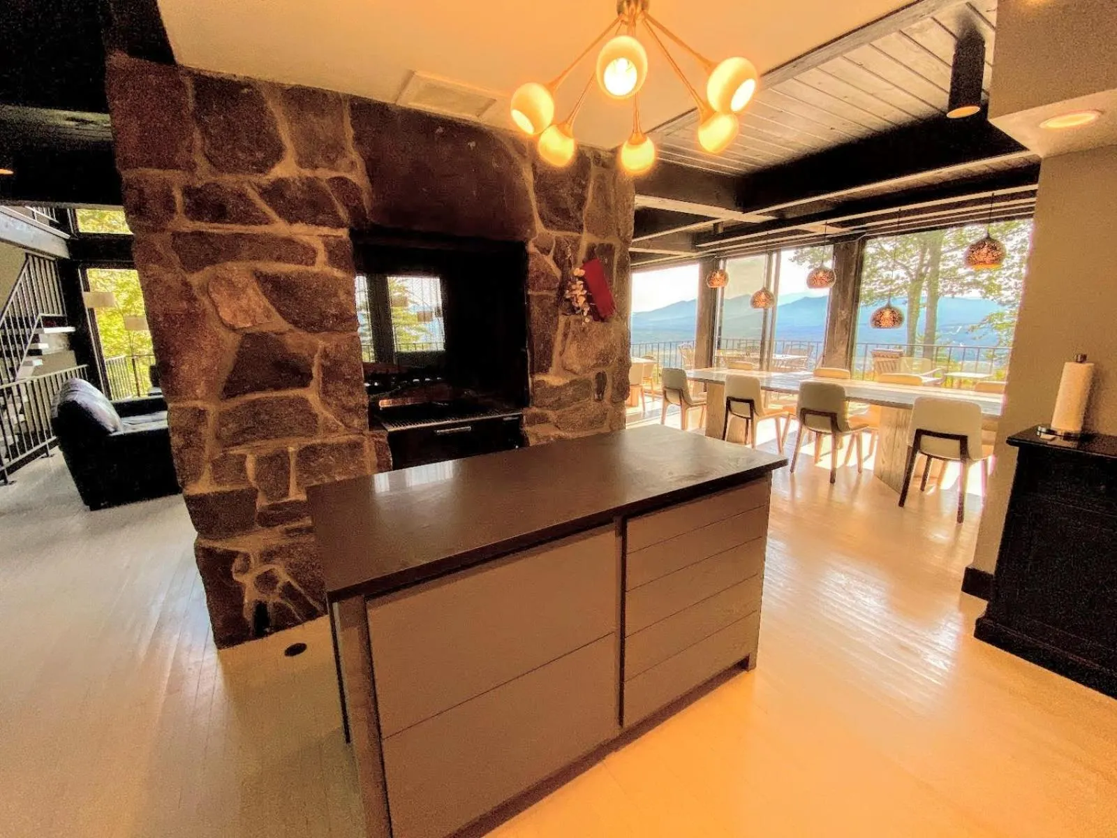 RL Breathtaking views and grand unique style private mountain retreat 4WD recommended