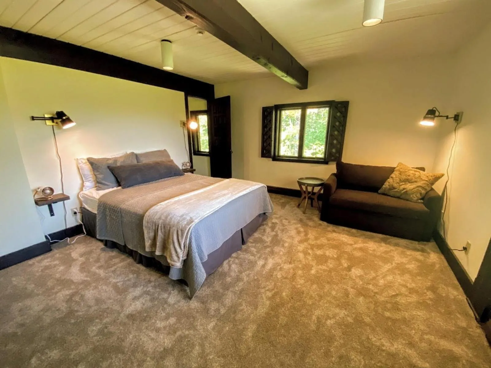 Bed in RL Breathtaking views and grand unique style private mountain retreat 4WD recommended