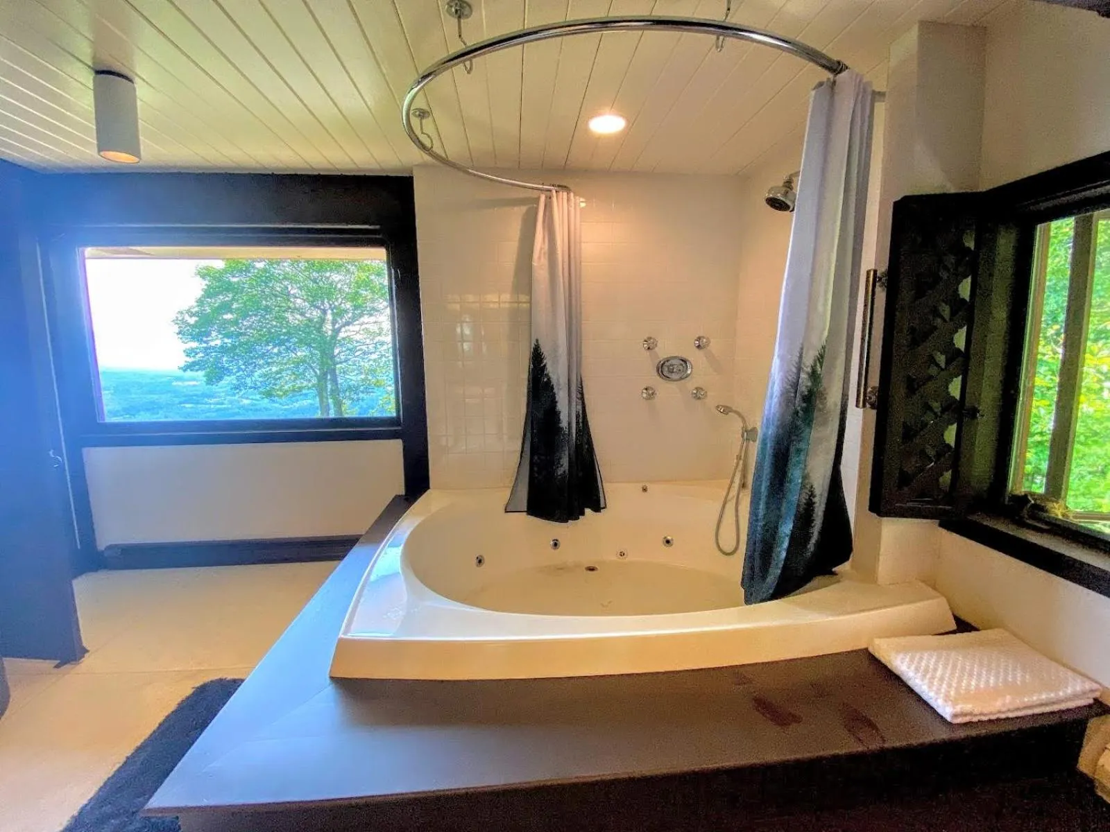 RL Breathtaking views and grand unique style private mountain retreat 4WD recommended