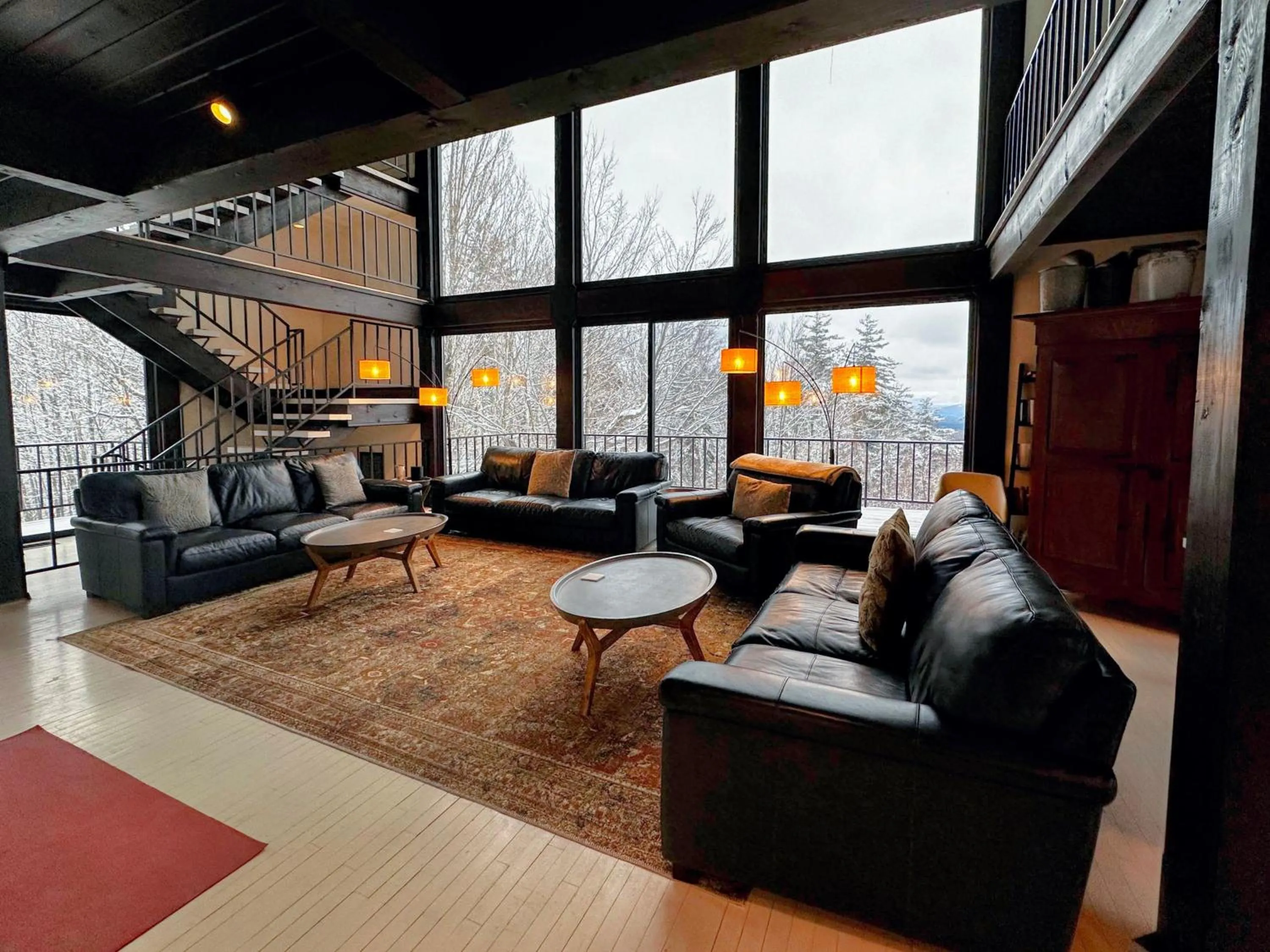 RL Breathtaking views and grand unique style private mountain retreat 4WD recommended