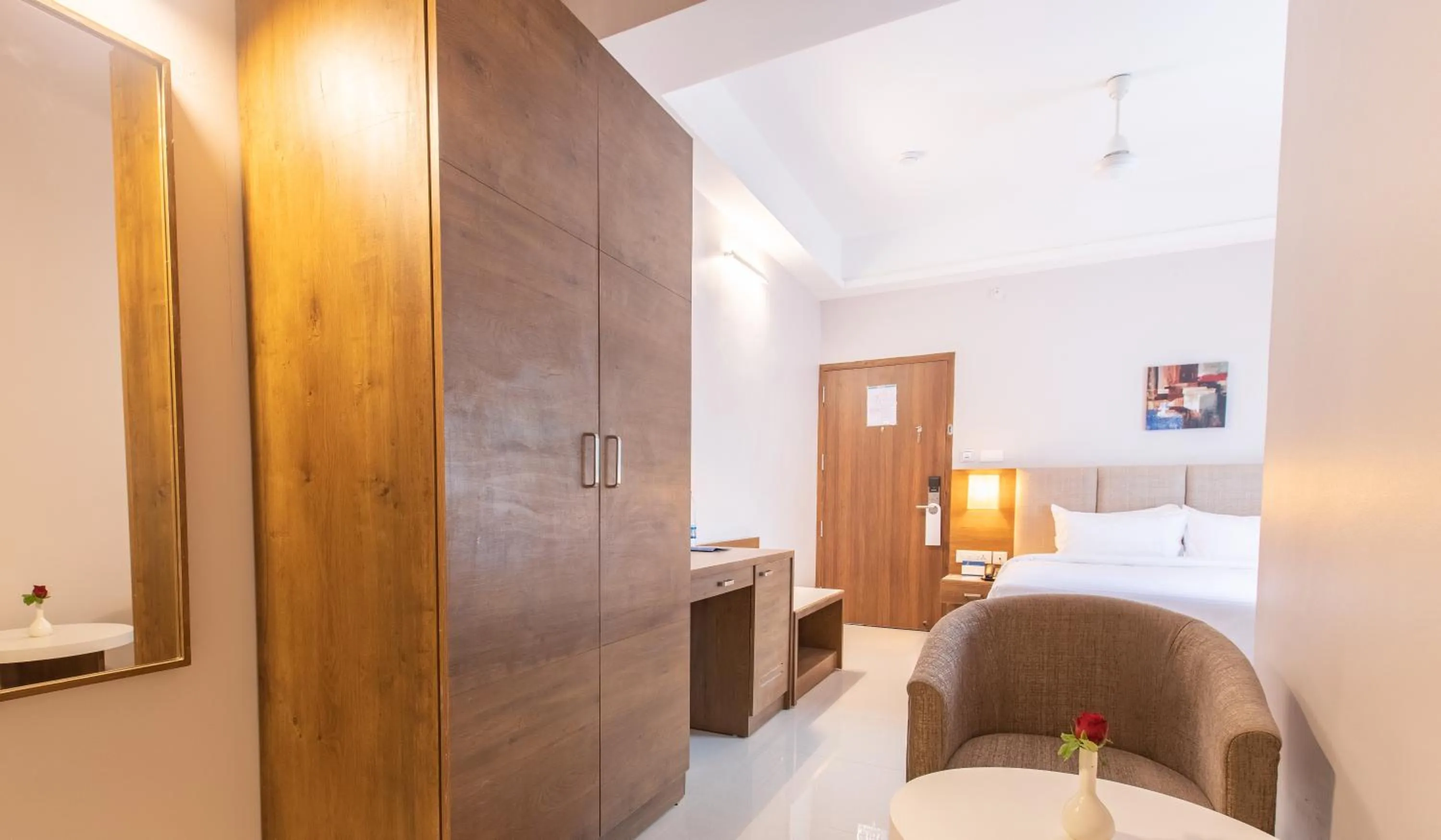 Photo of the whole room, Bed in Royal Residency