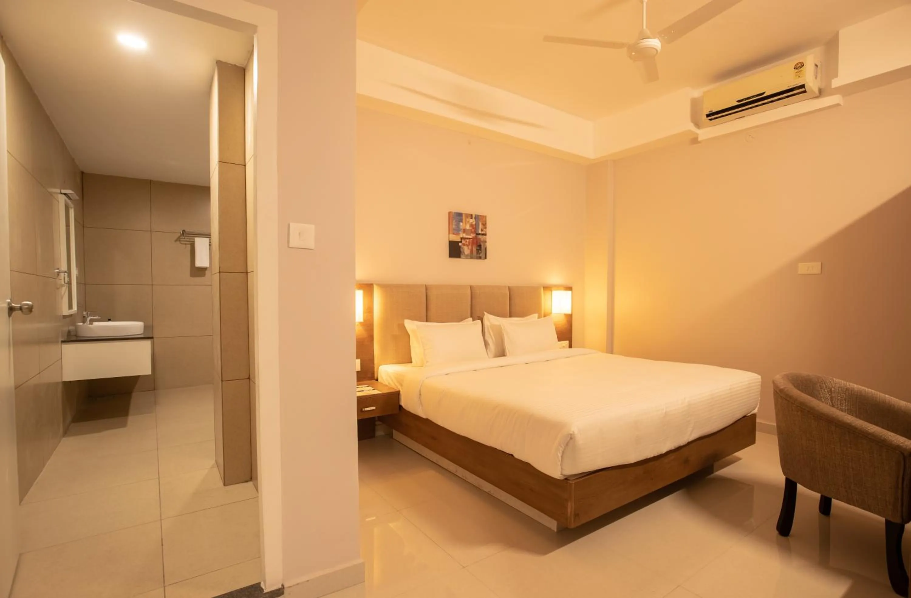 Photo of the whole room, Bed in Royal Residency