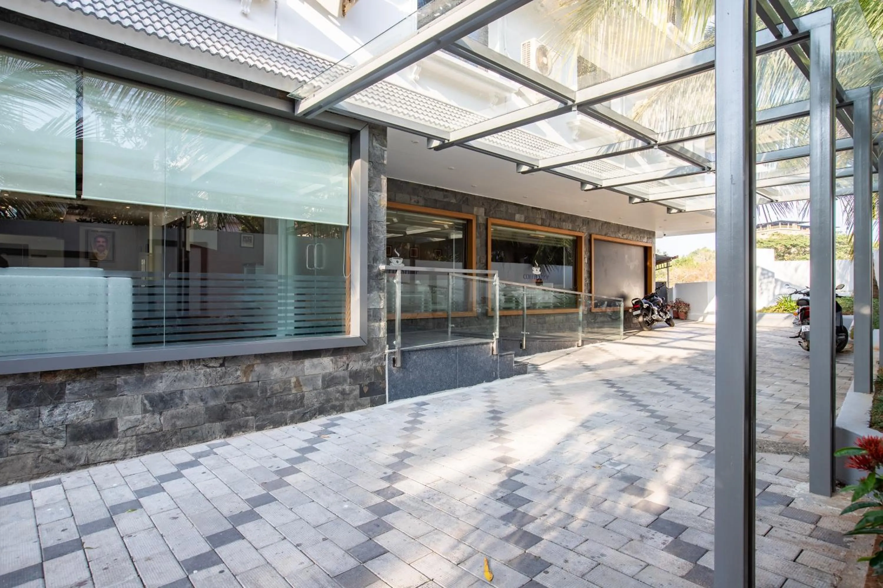 Facade/entrance in Royal Residency