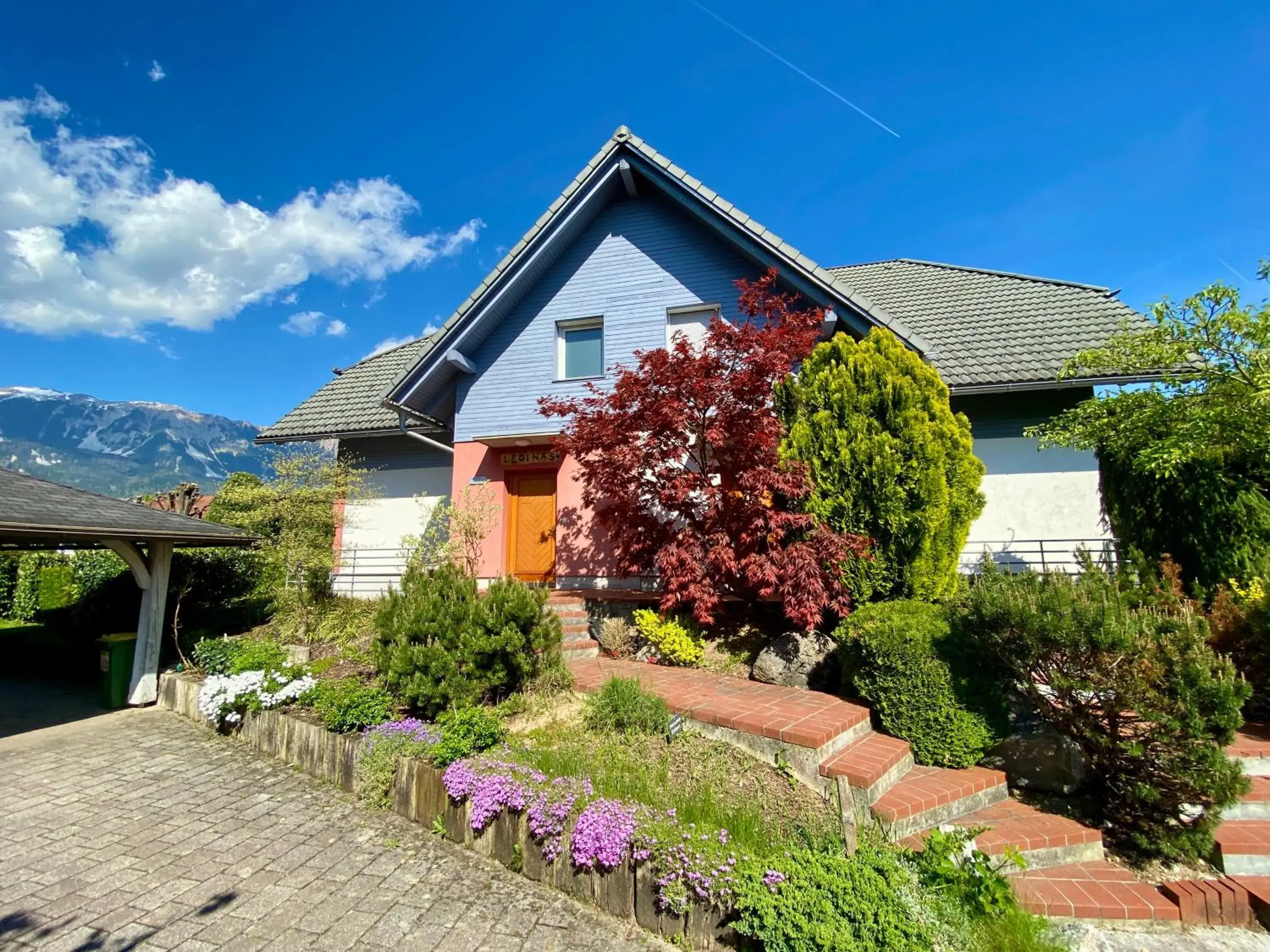 House Eden with Mountain Views House Eden with Mountain Views