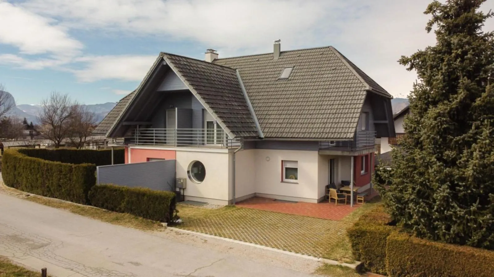 Property building in House Eden with Mountain Views